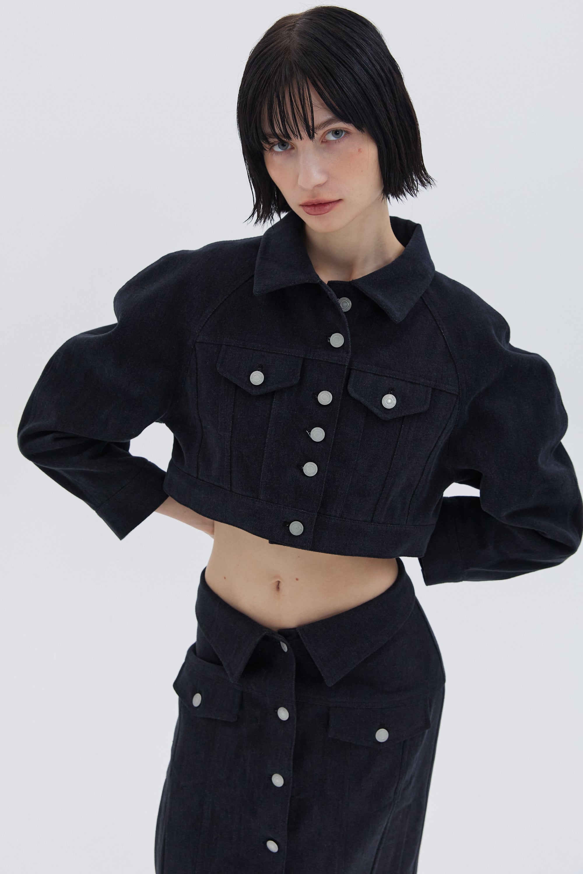 VESTE EN DENIM COURTE À MANCHES RAGLAN_NOIR
