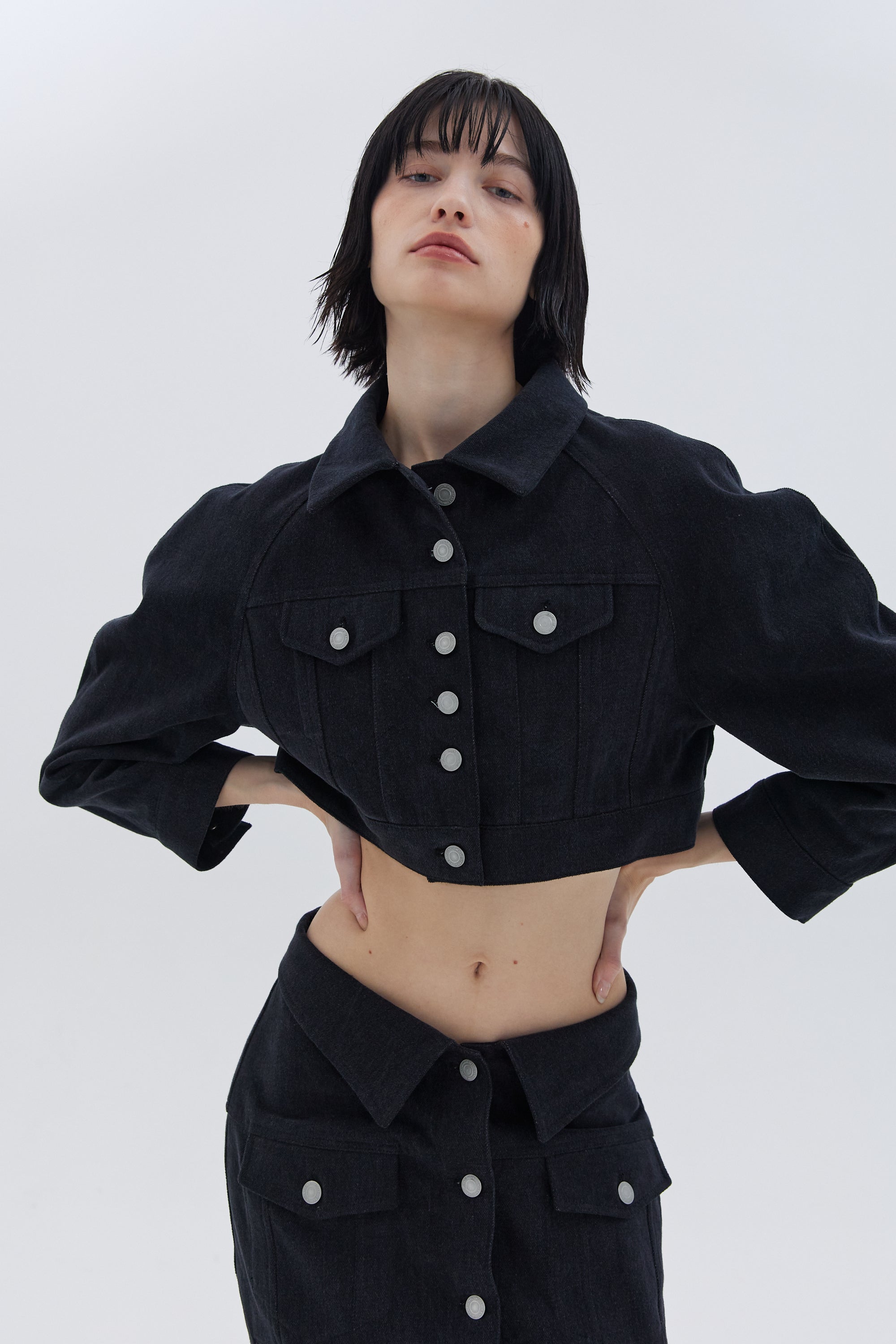 VESTE EN DENIM COURTE À MANCHES RAGLAN_NOIR