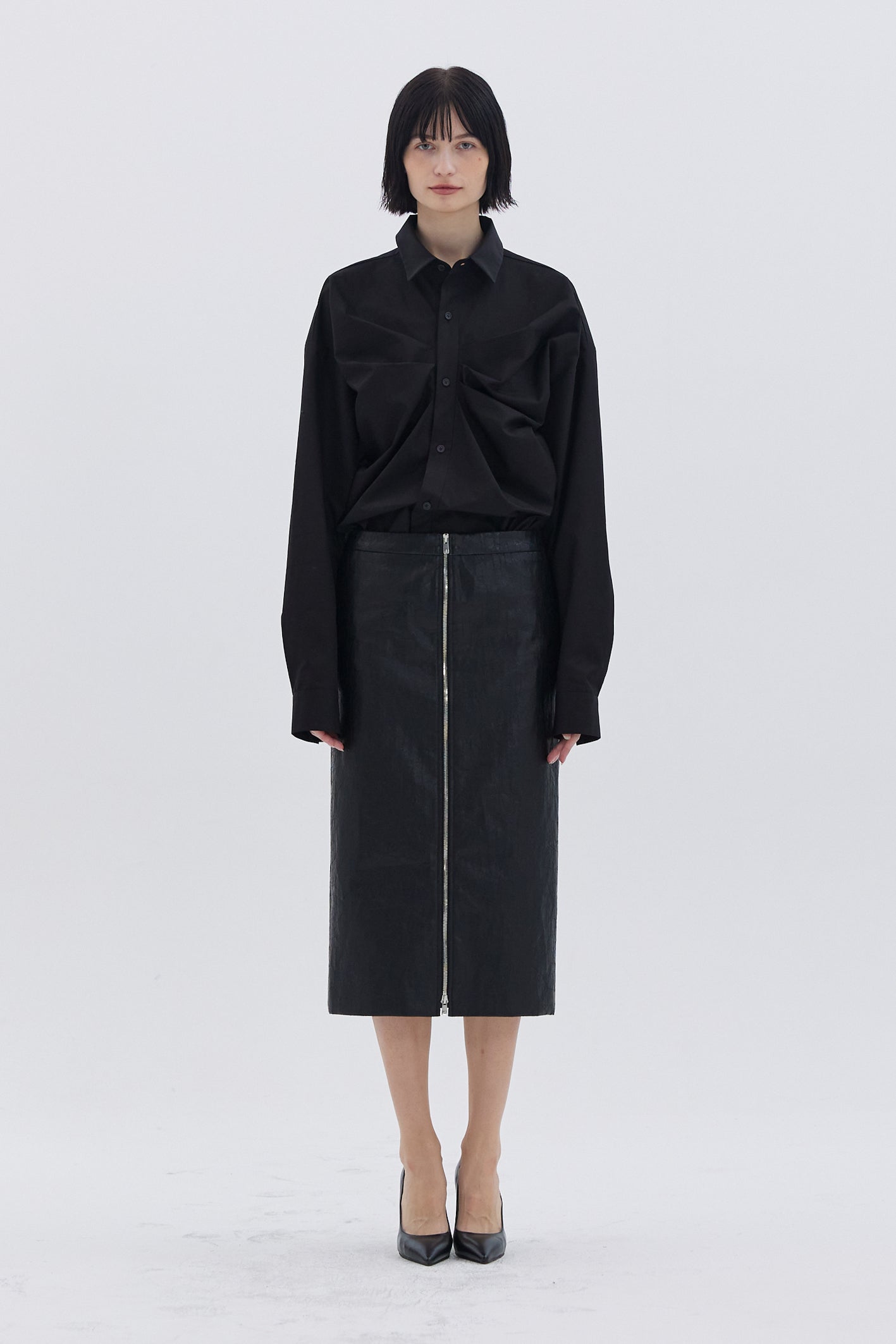 JUPE ZIPPÉE EN CUIR CRAQUELÉ_NOIR