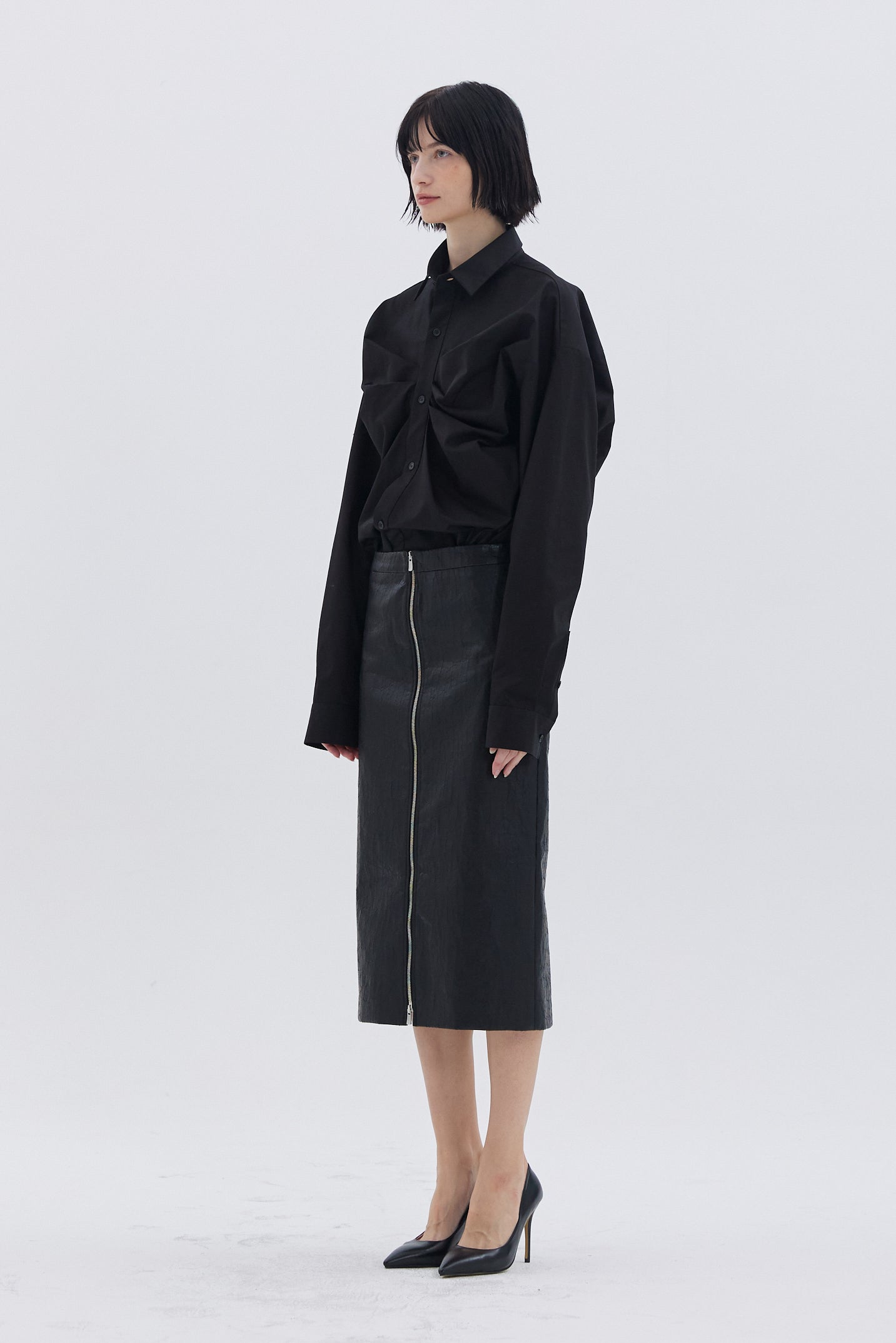 JUPE ZIPPÉE EN CUIR CRAQUELÉ_NOIR