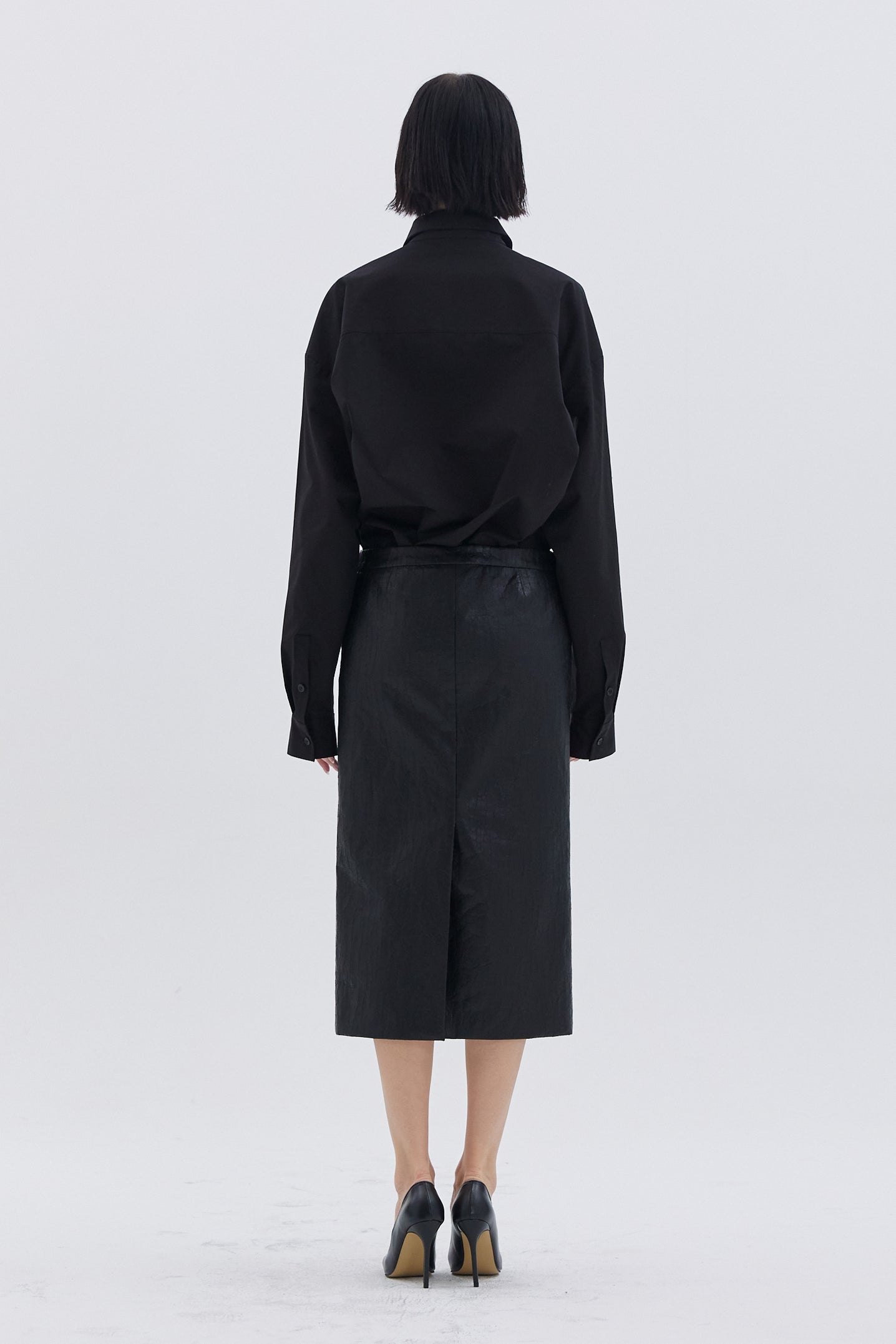 JUPE ZIPPÉE EN CUIR CRAQUELÉ_NOIR