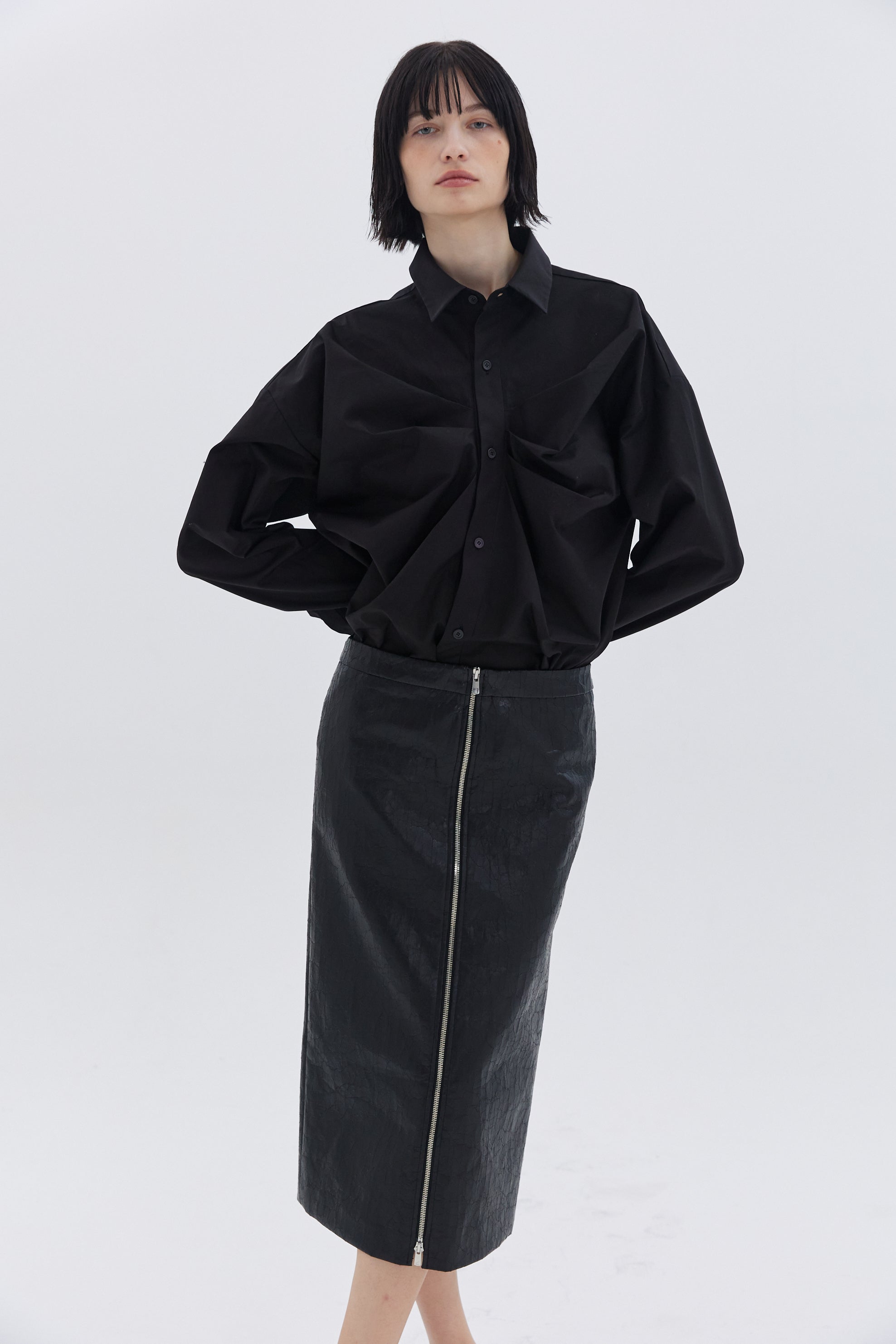 JUPE ZIPPÉE EN CUIR CRAQUELÉ_NOIR