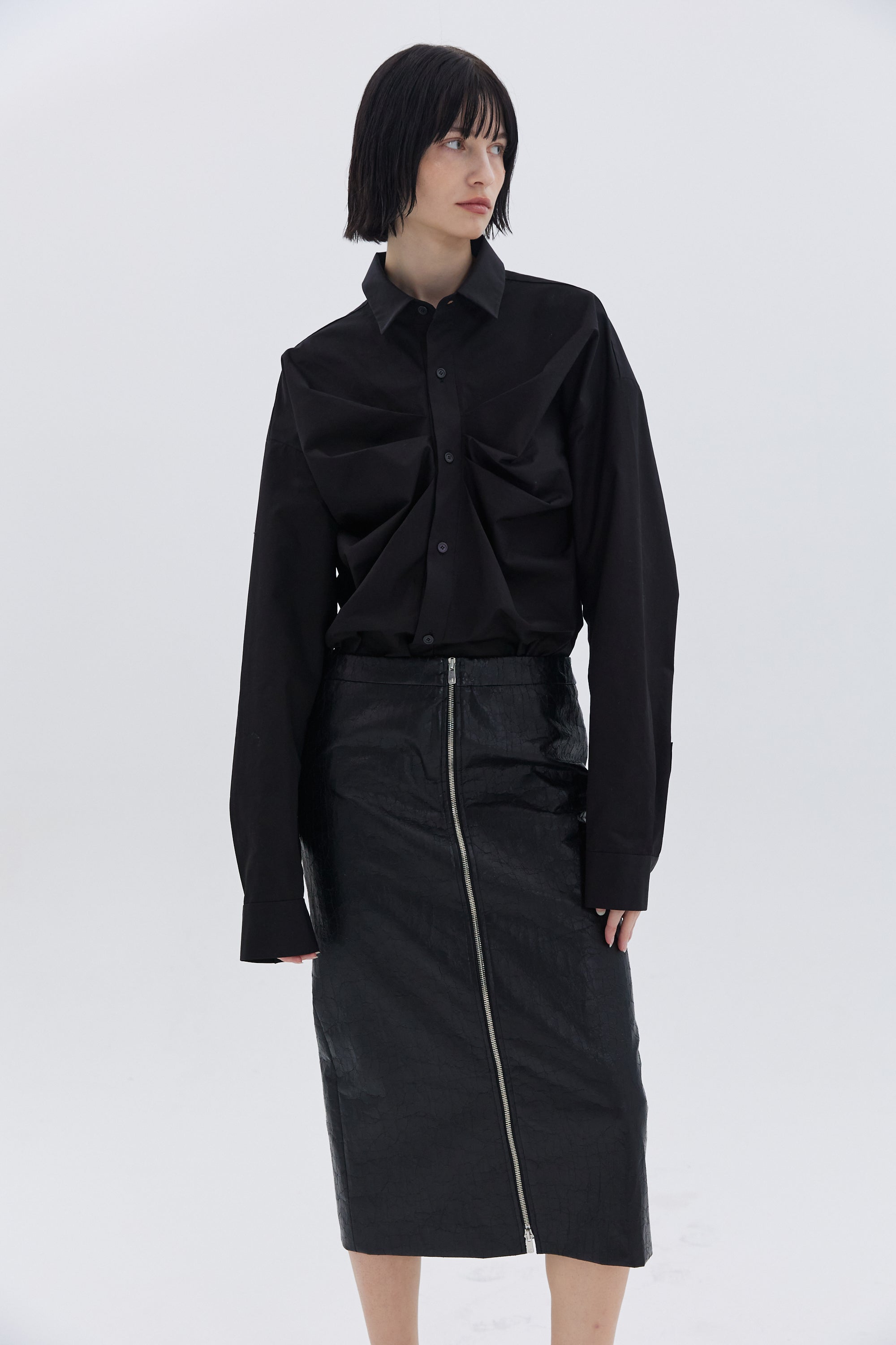 JUPE ZIPPÉE EN CUIR CRAQUELÉ_NOIR