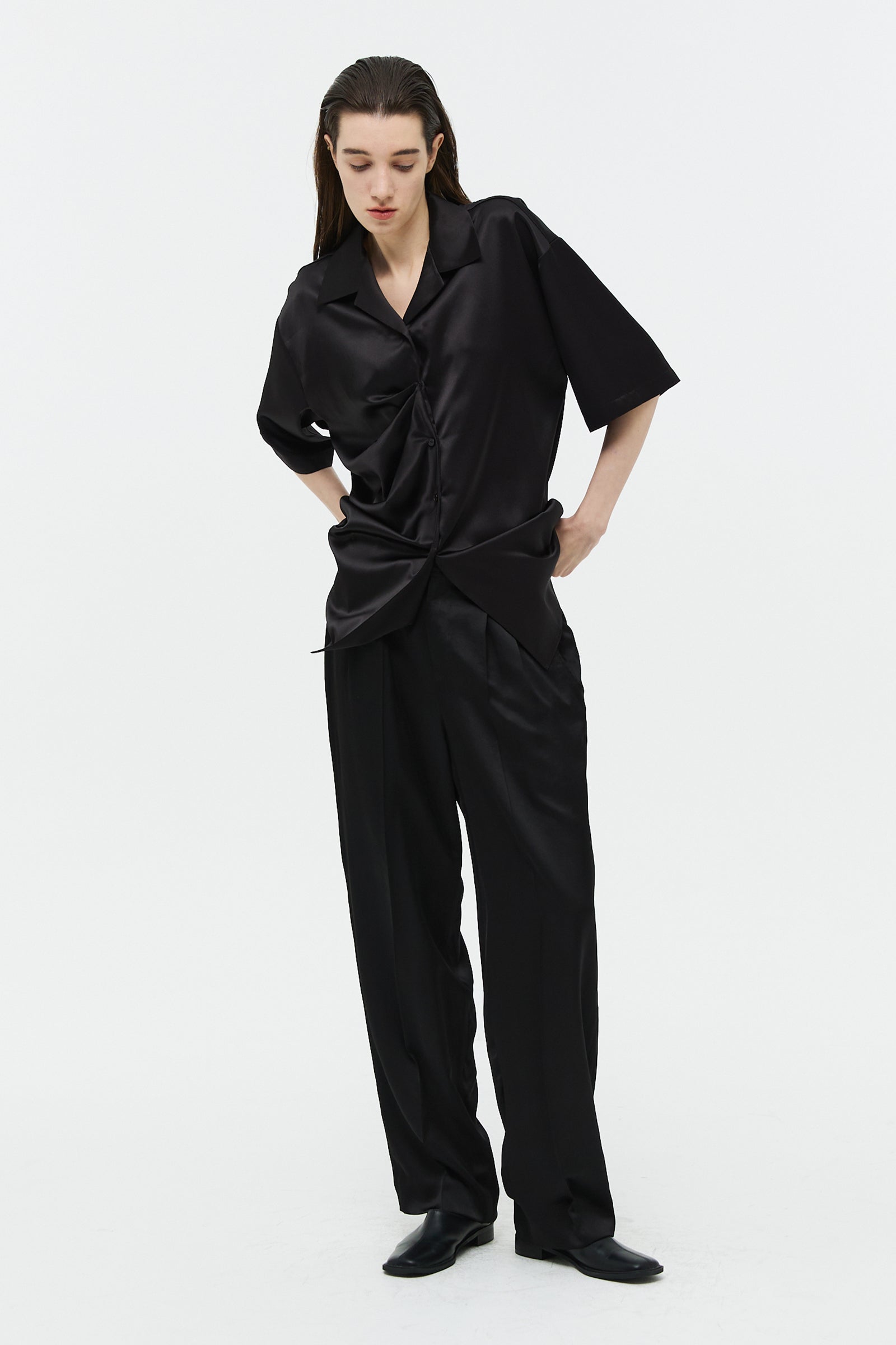 SATIN FRONT TUCK HALF SHIRT_BLACK