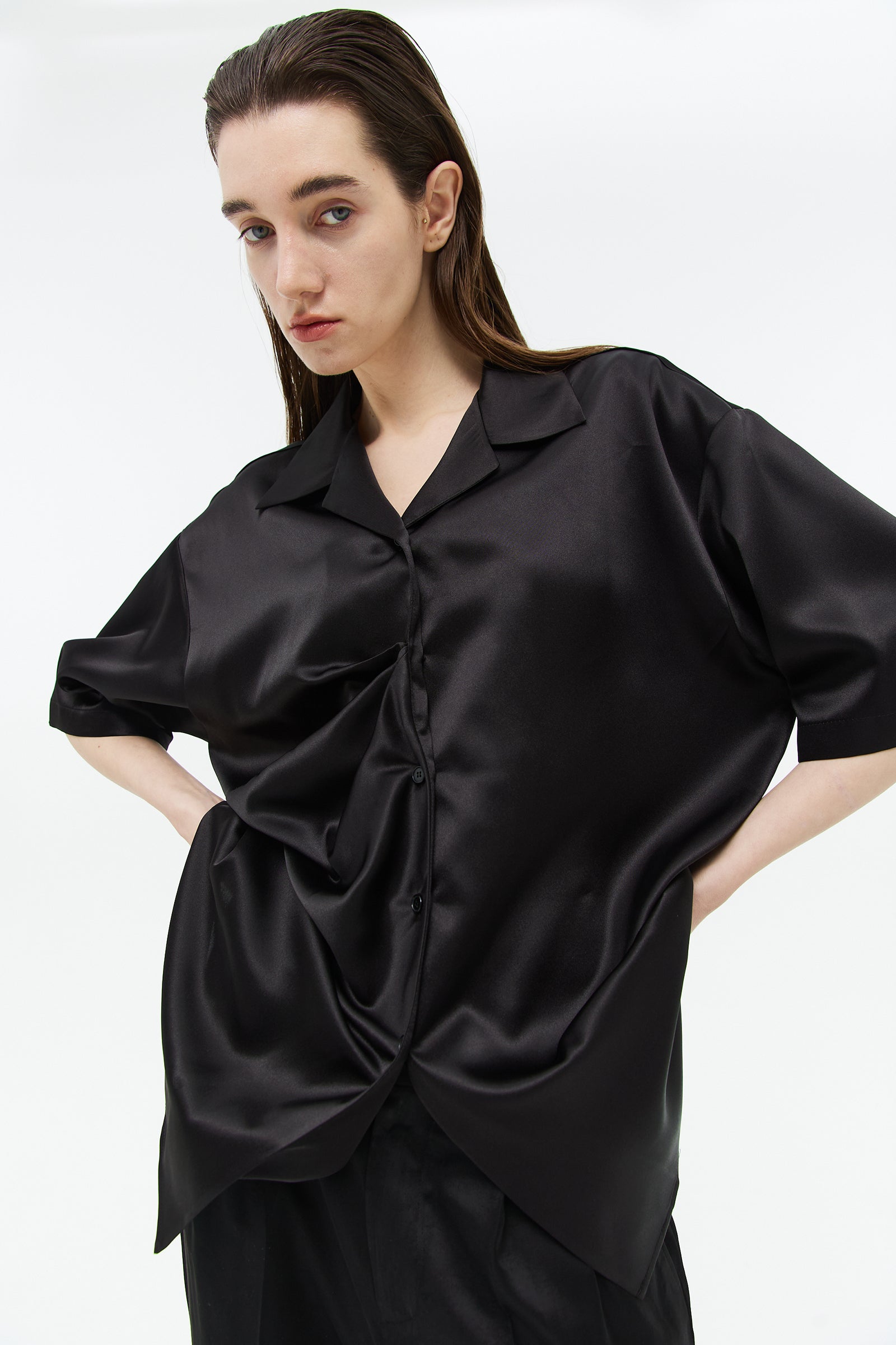 SATIN FRONT TUCK HALF SHIRT_BLACK