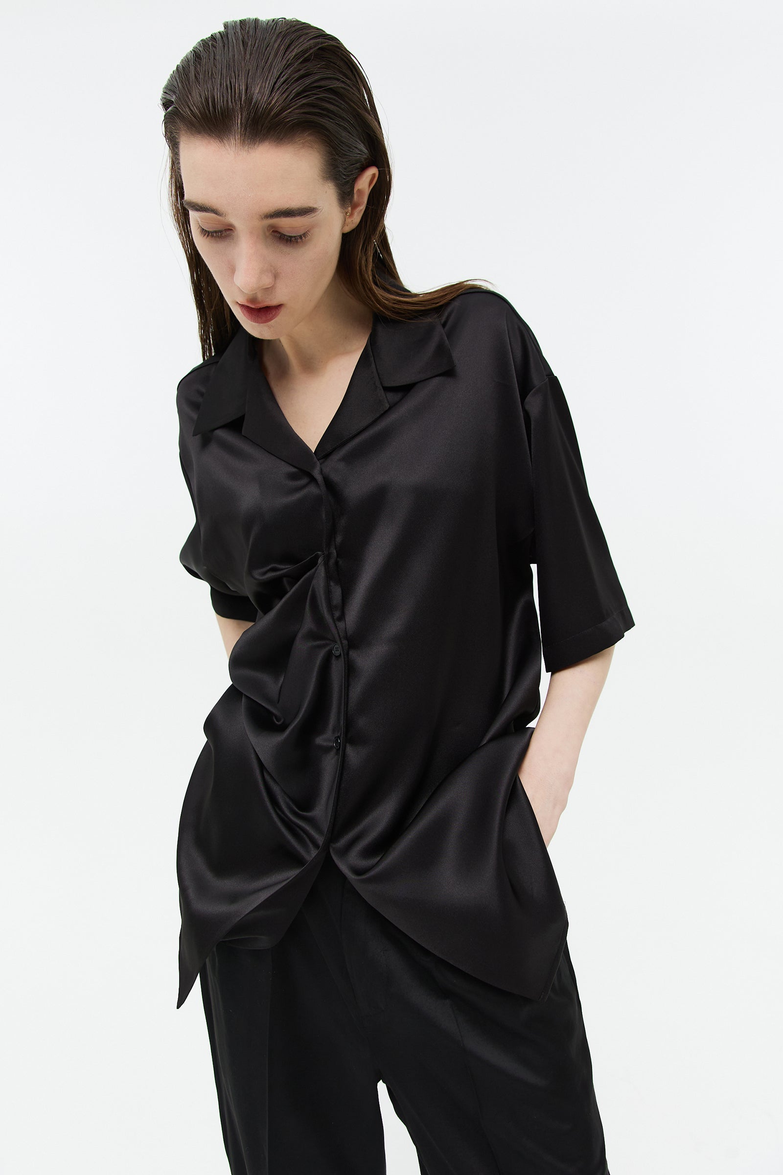 SATIN FRONT TUCK HALF SHIRT_BLACK