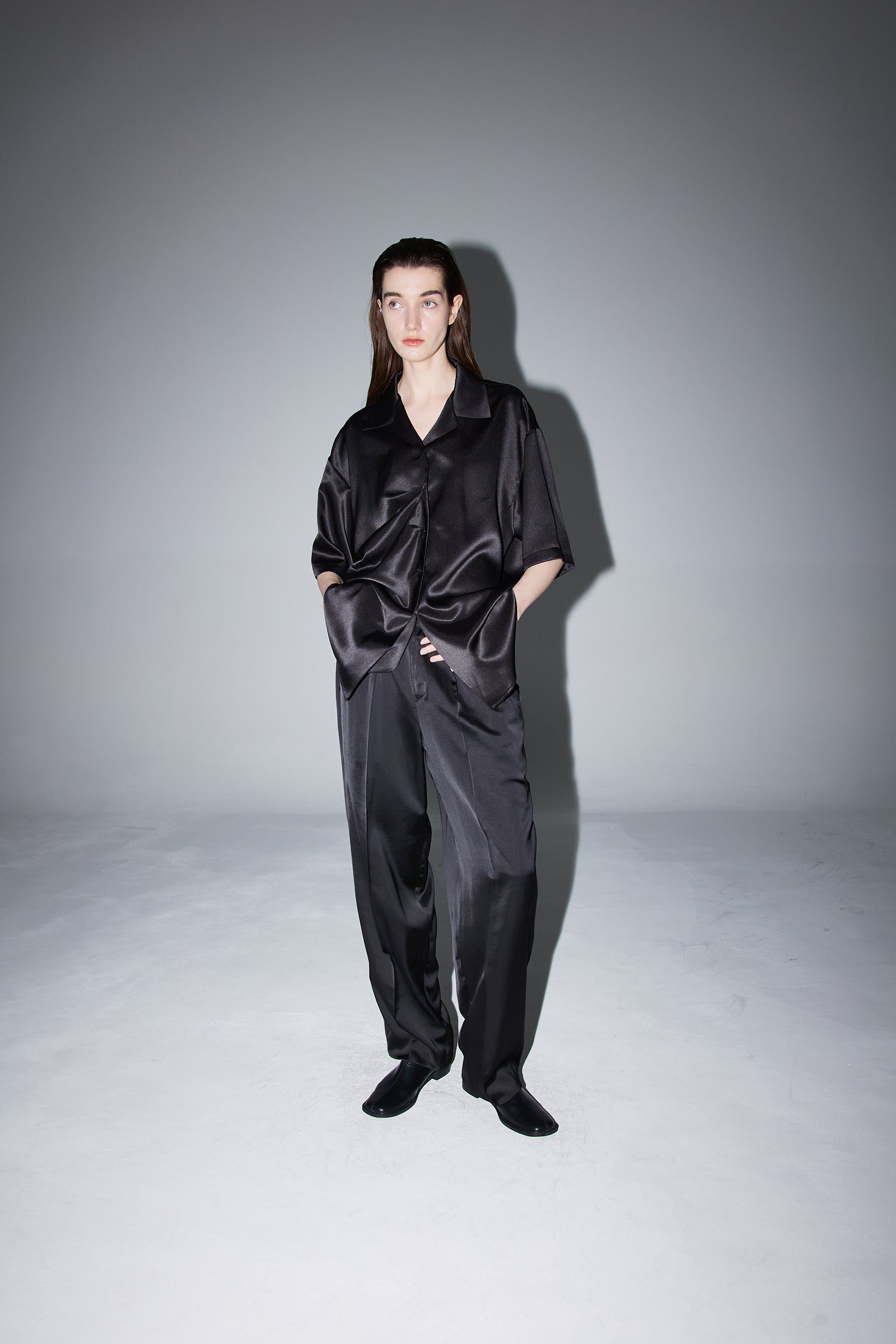SATIN FRONT TUCK HALF SHIRT_BLACK