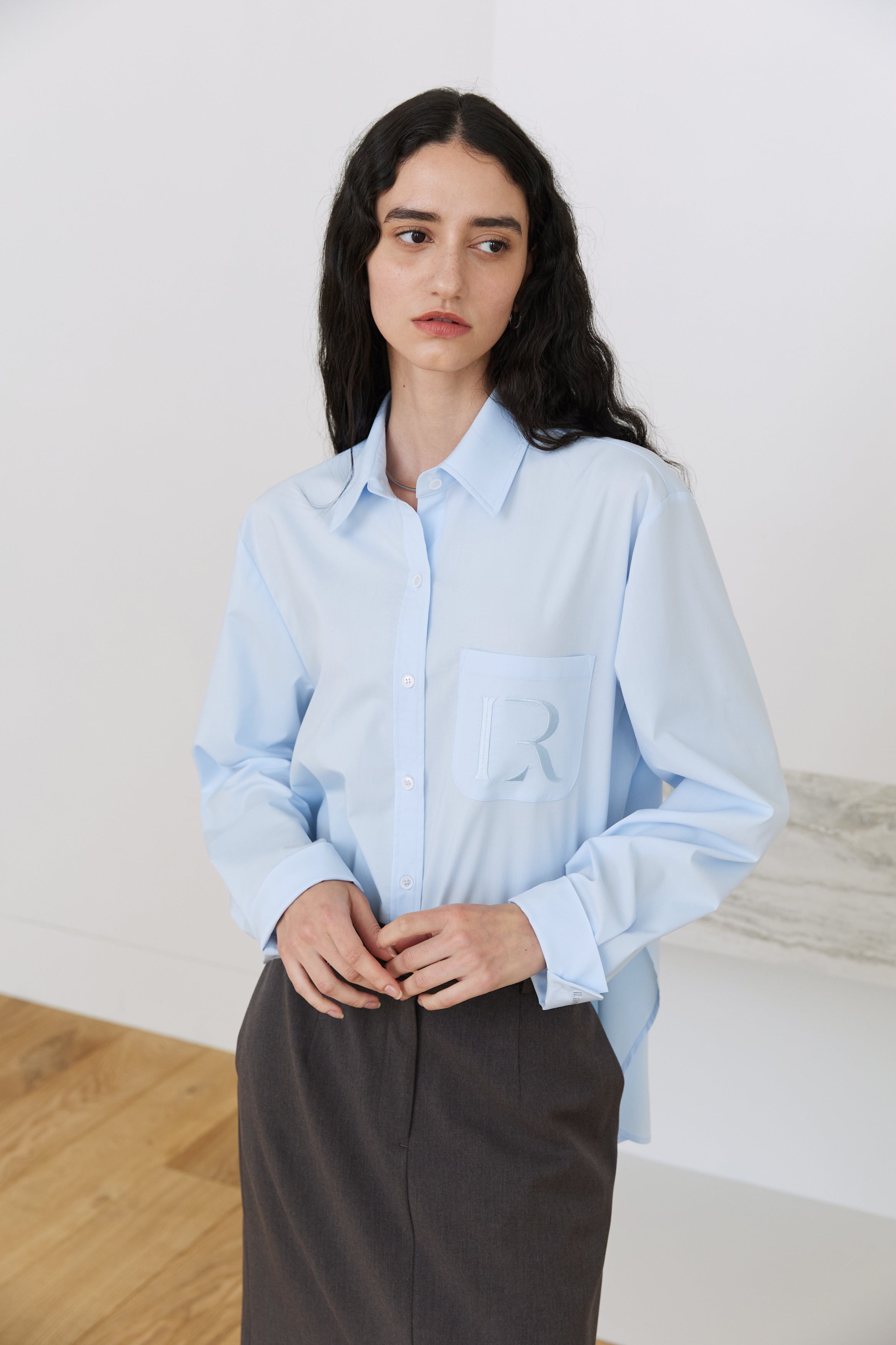 CHEMISE À OURLET ARRONDI_BLEU