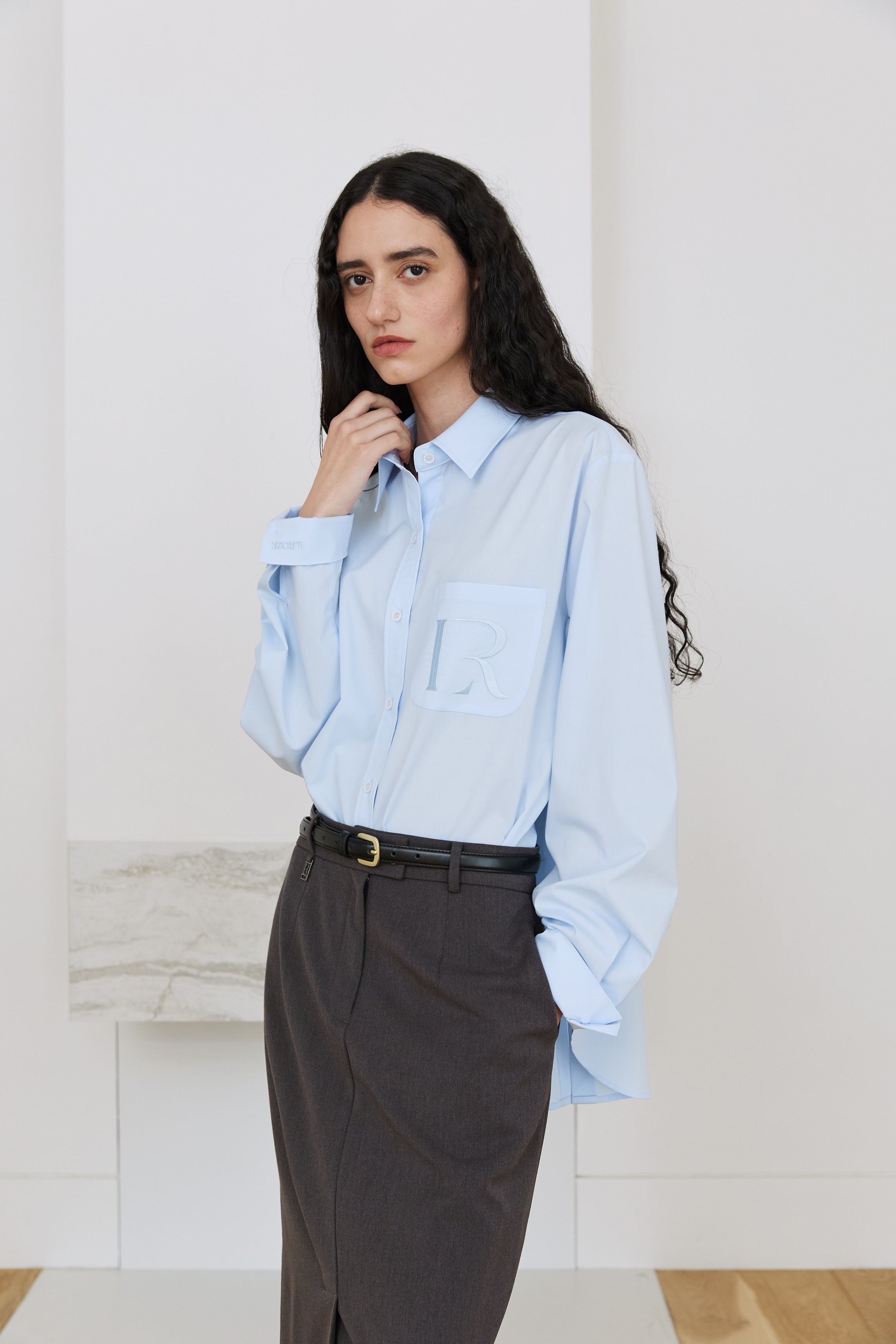 CHEMISE À OURLET ARRONDI_BLEU