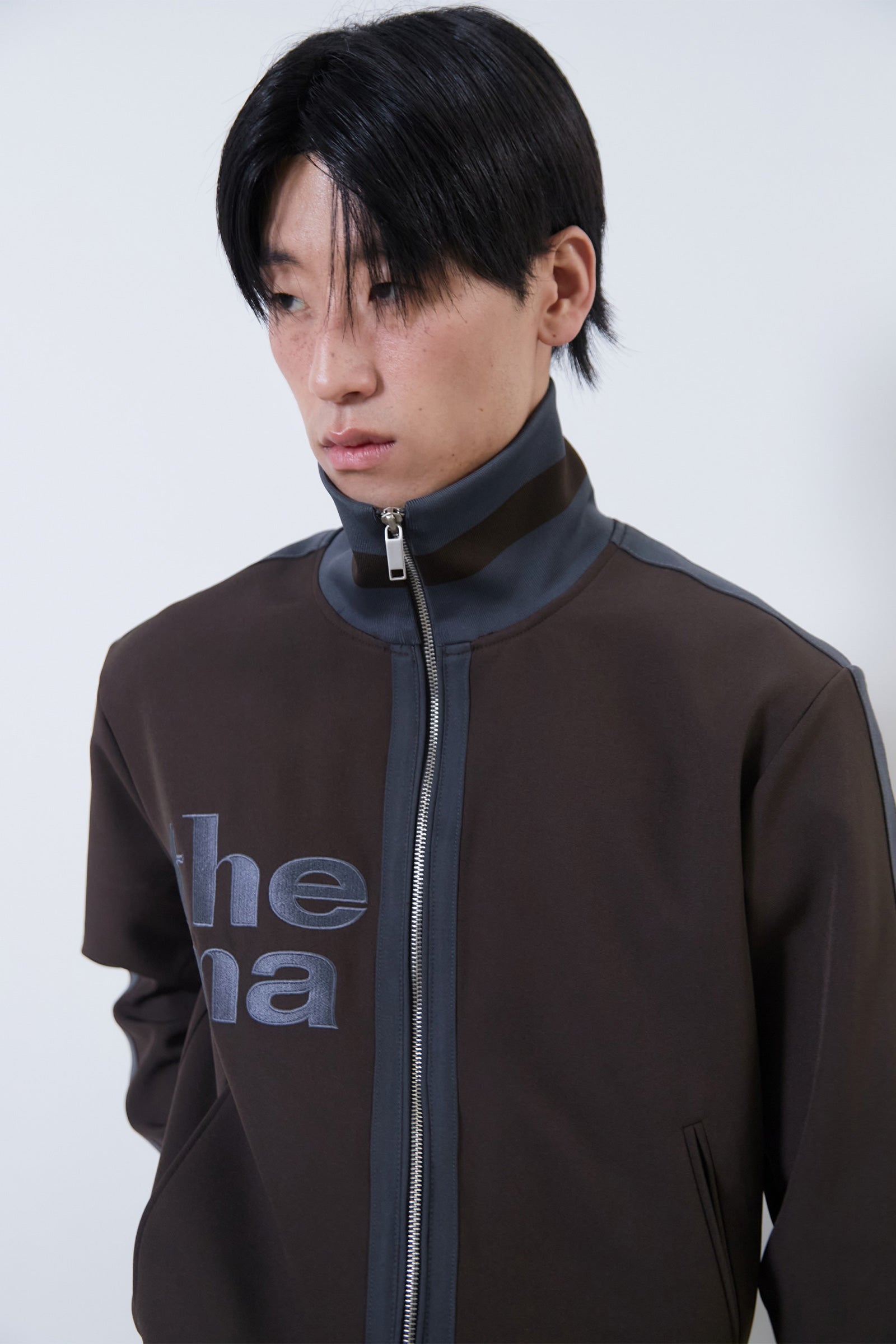 GILET BRODÉ THEMA EN JERSEY MÉLANGÉ_MARRON FONCÉ