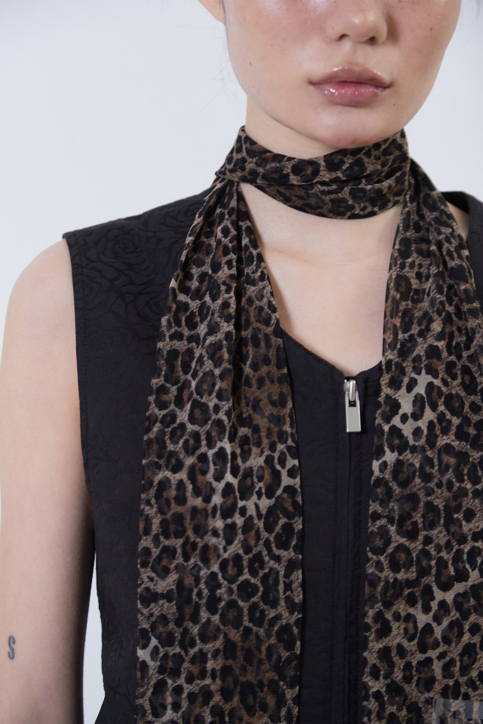 FOULARD LONG LÉOPARD EN MOUSSELINE_LÉOPARD
