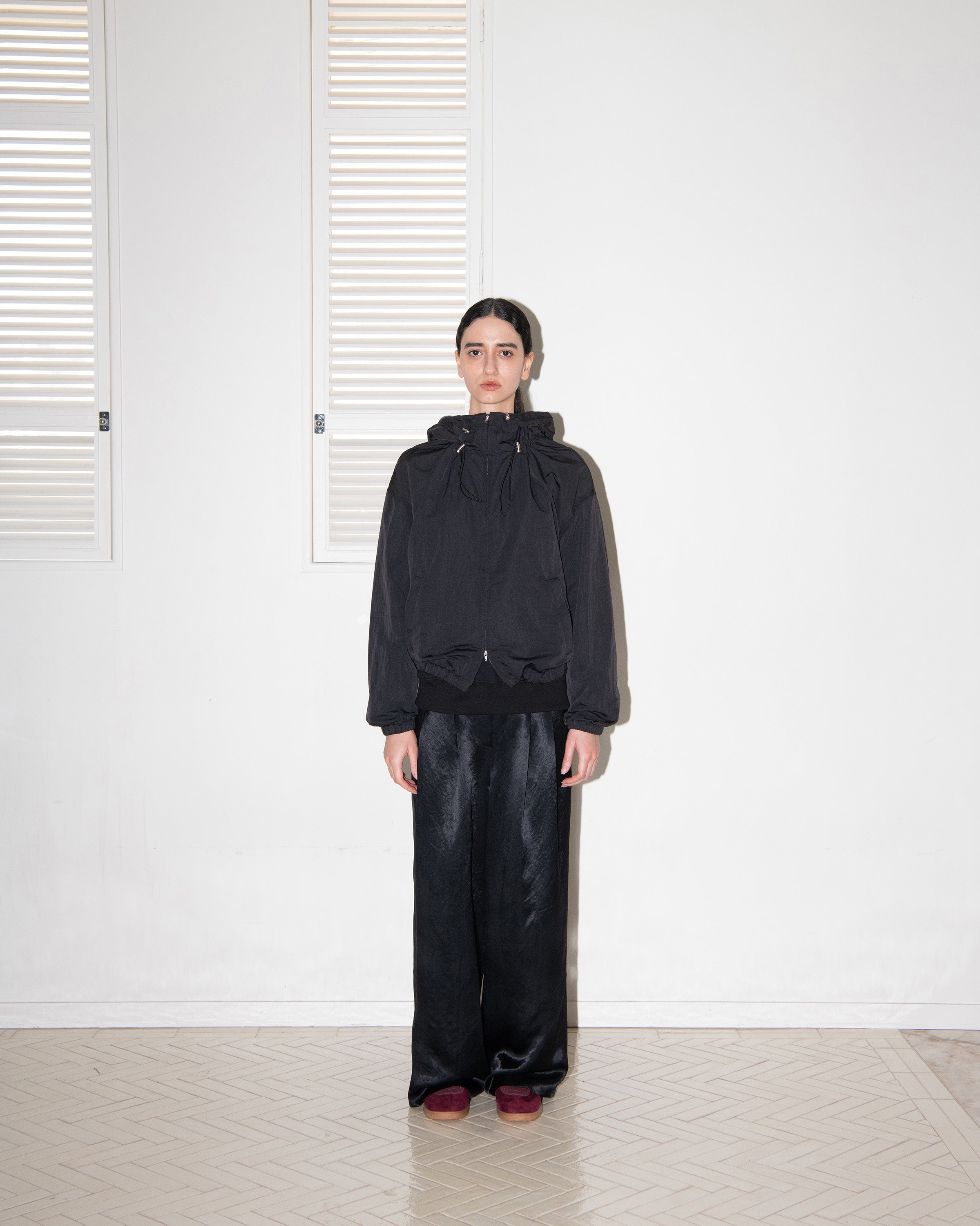 SHIRRING HOODED WINDBREAKER_BLACK