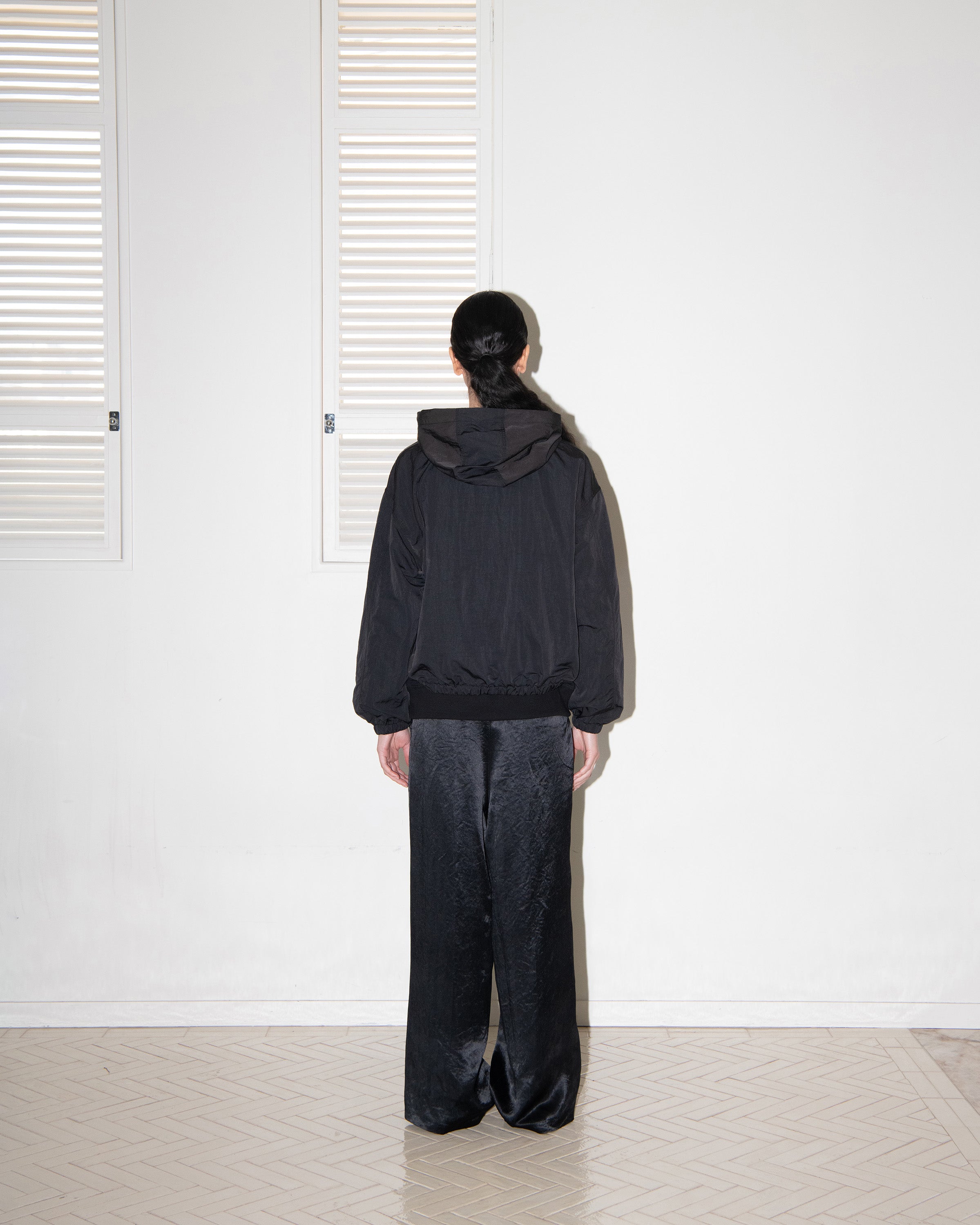 SHIRRING HOODED WINDBREAKER_BLACK