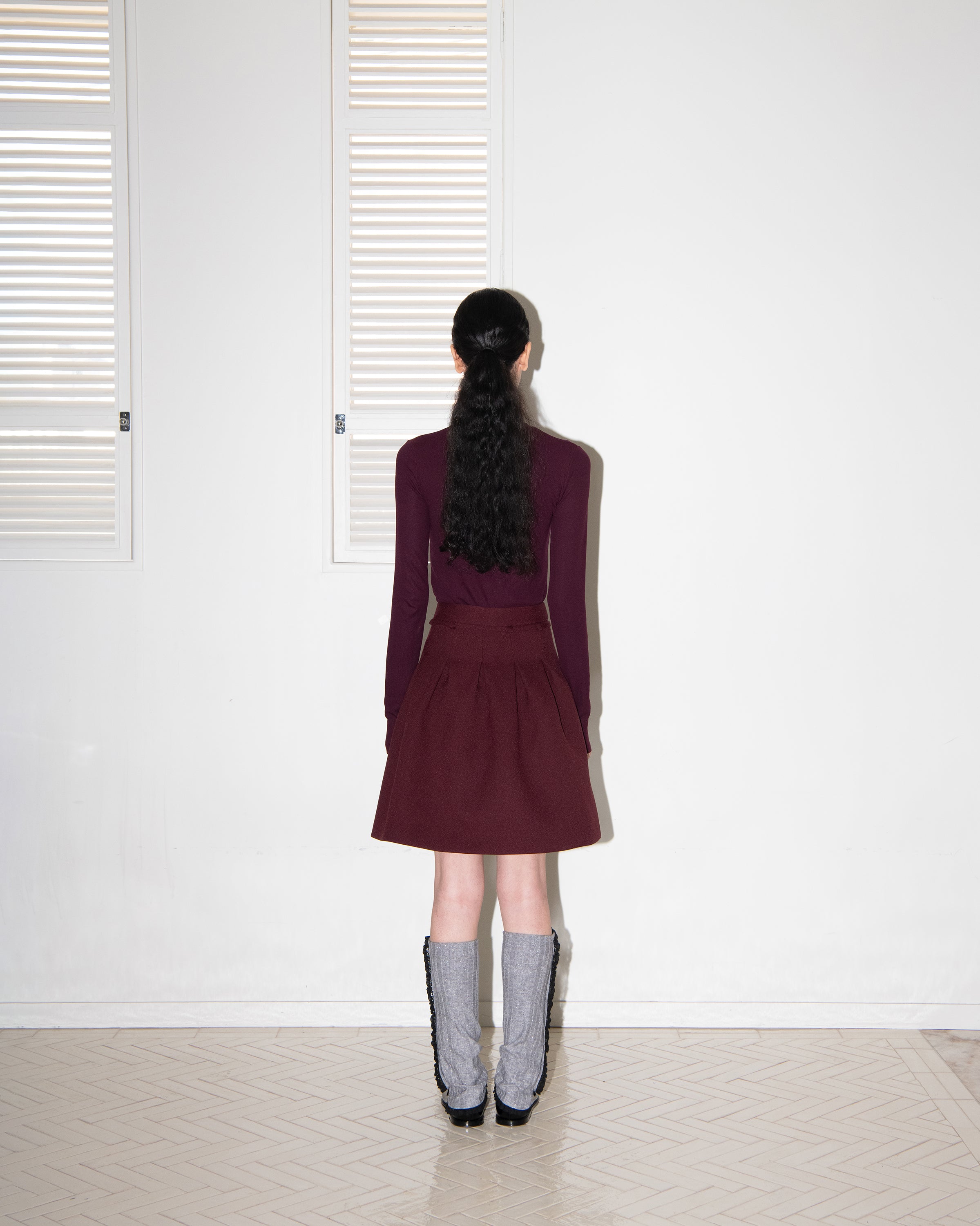 VOLUME PLEATS MINI SKIRT_BURGUNDY