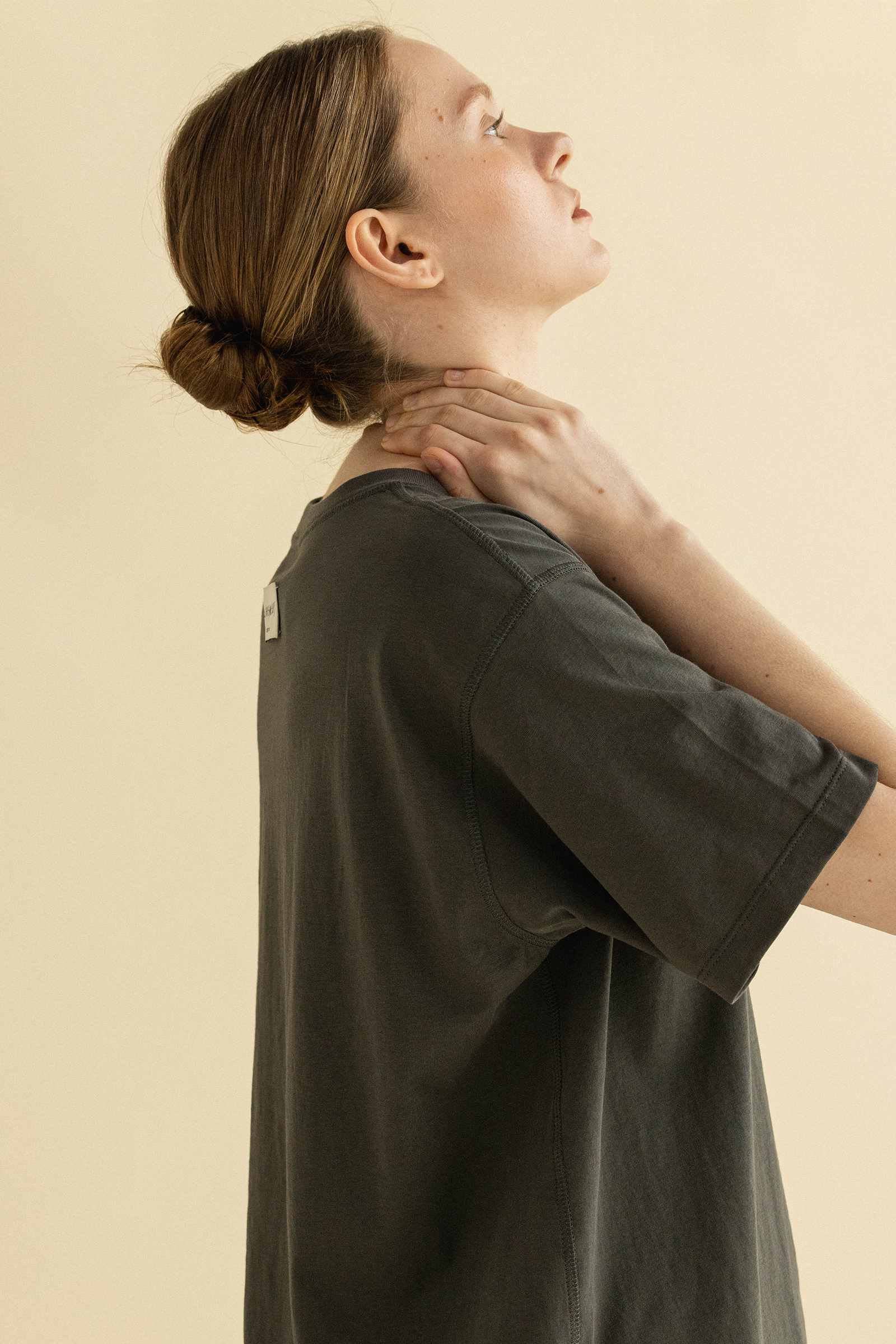 MONO STITCH T-SHIRT_CHARCOAL