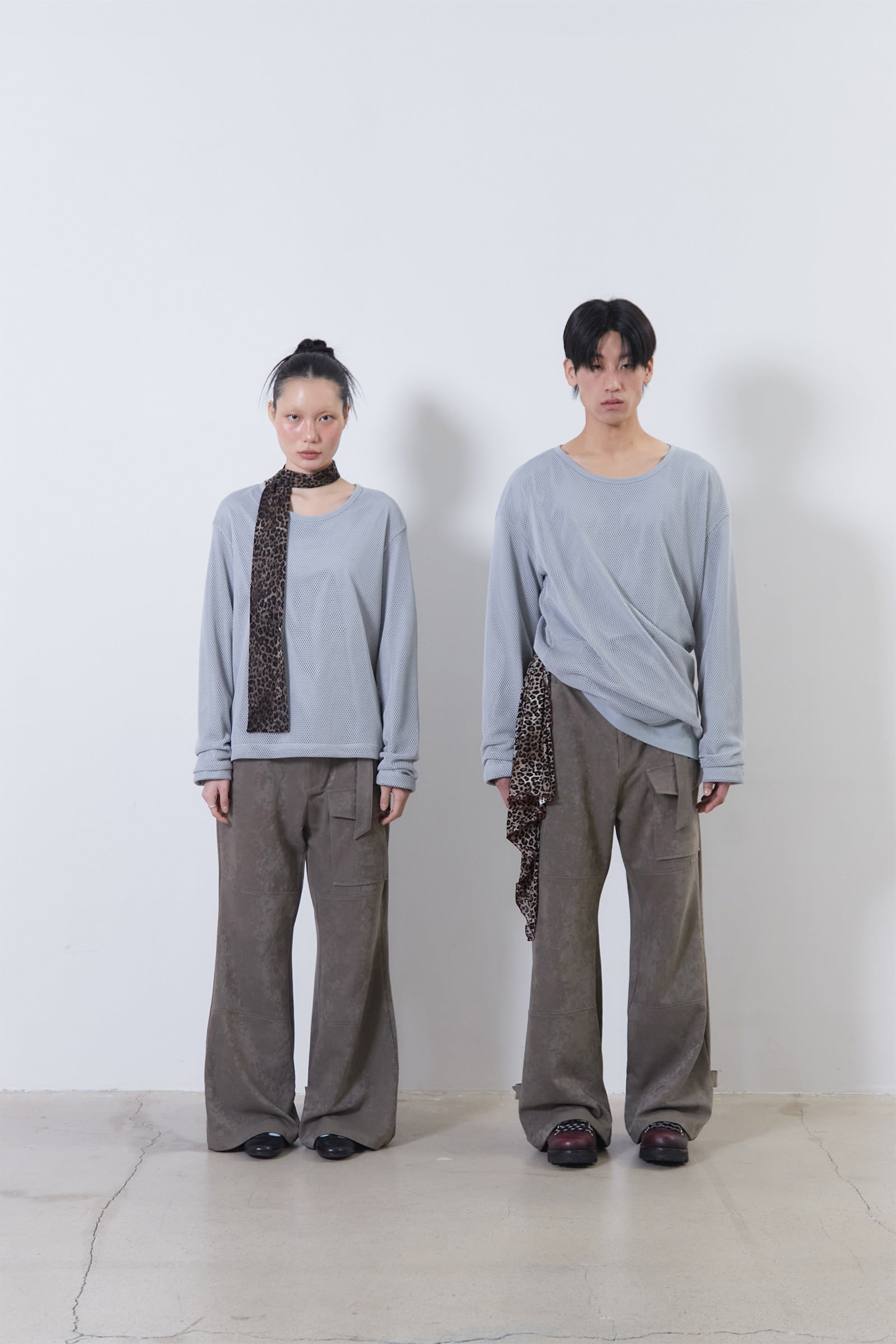 PANTALON ÉVASÉ TEINTÉ AVEC CEINTURE_TAUPE