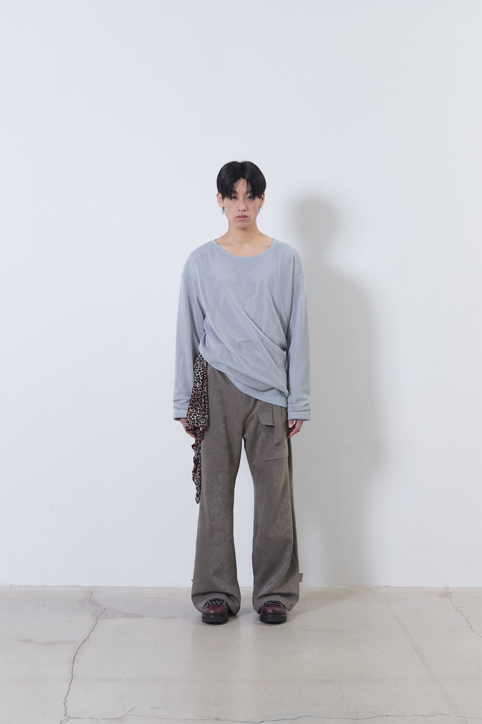 PANTALON ÉVASÉ TEINTÉ AVEC CEINTURE_TAUPE