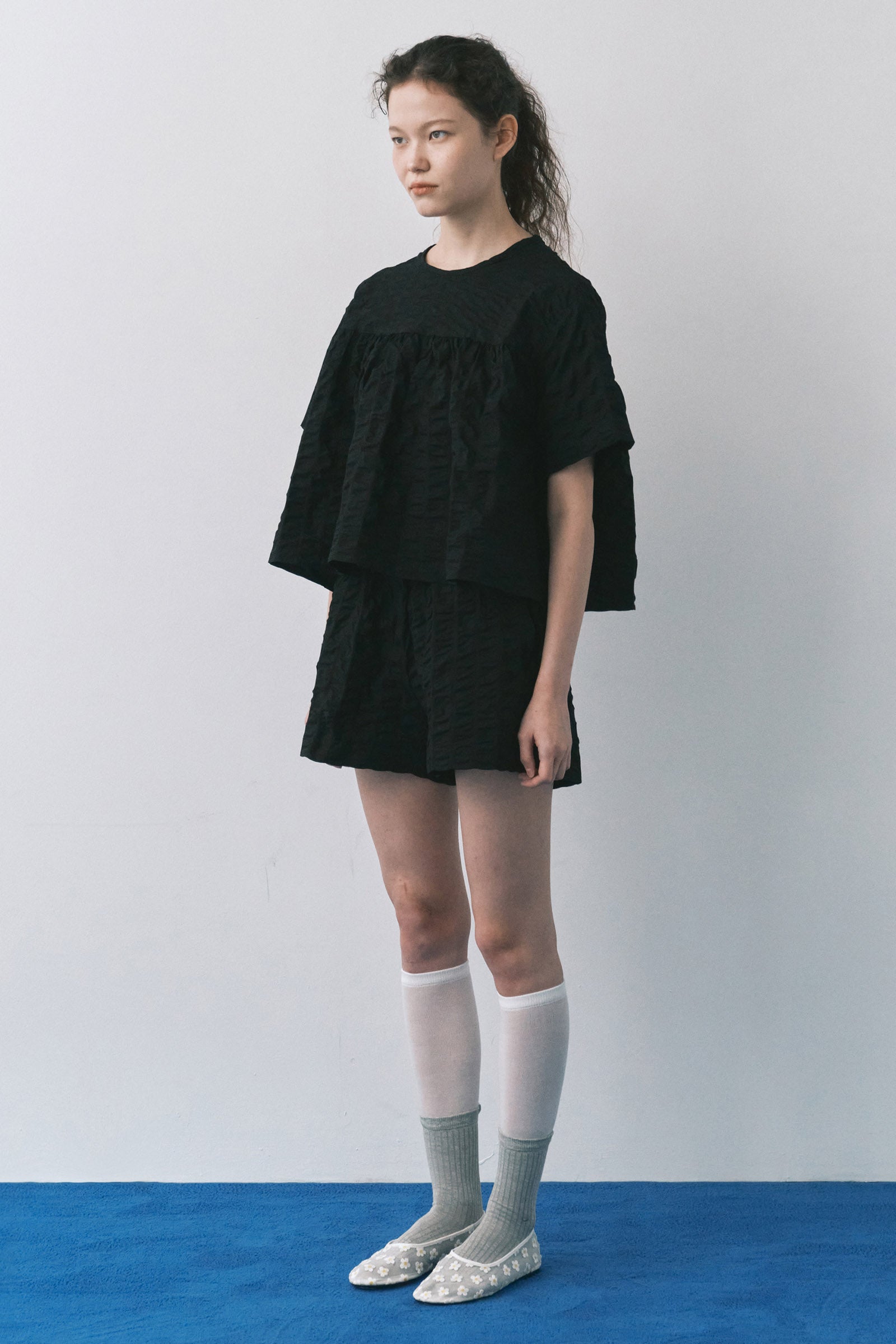 A LINE RIPPLE CROP SHIRTS_BLACK