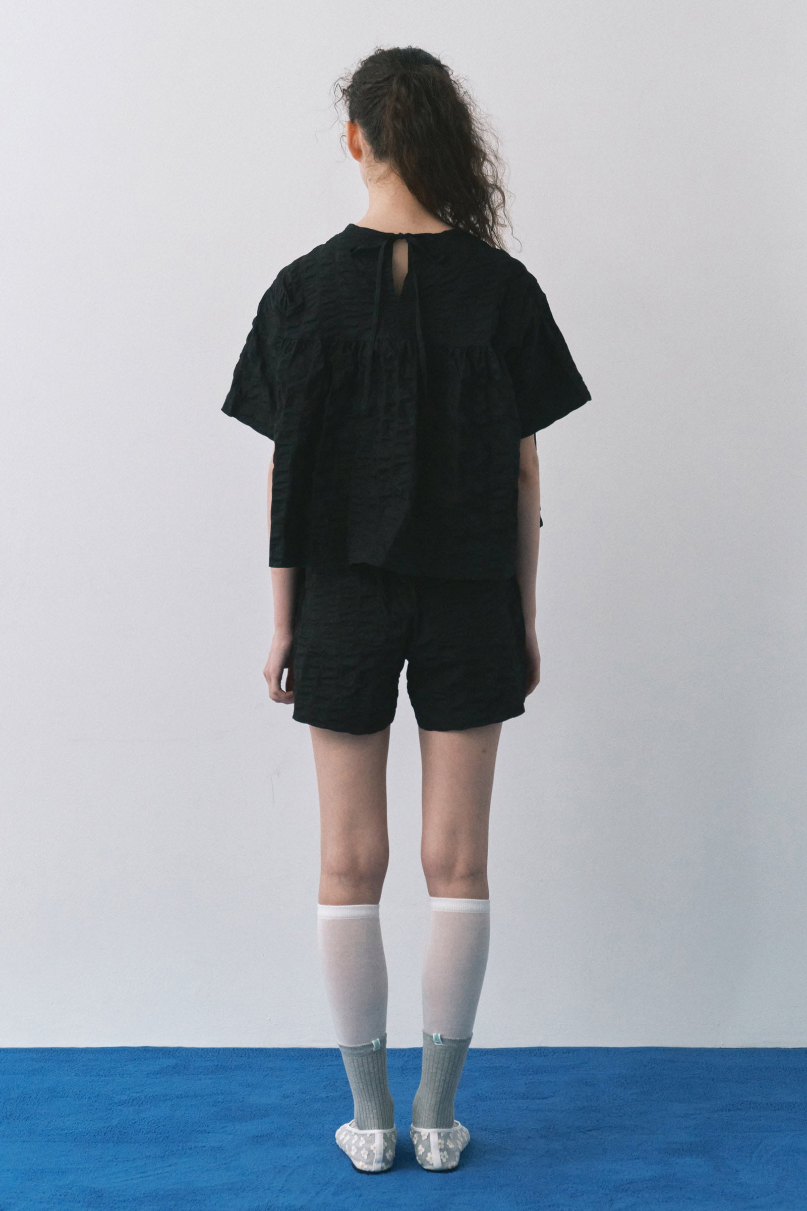 A LINE RIPPLE CROP SHIRTS_BLACK