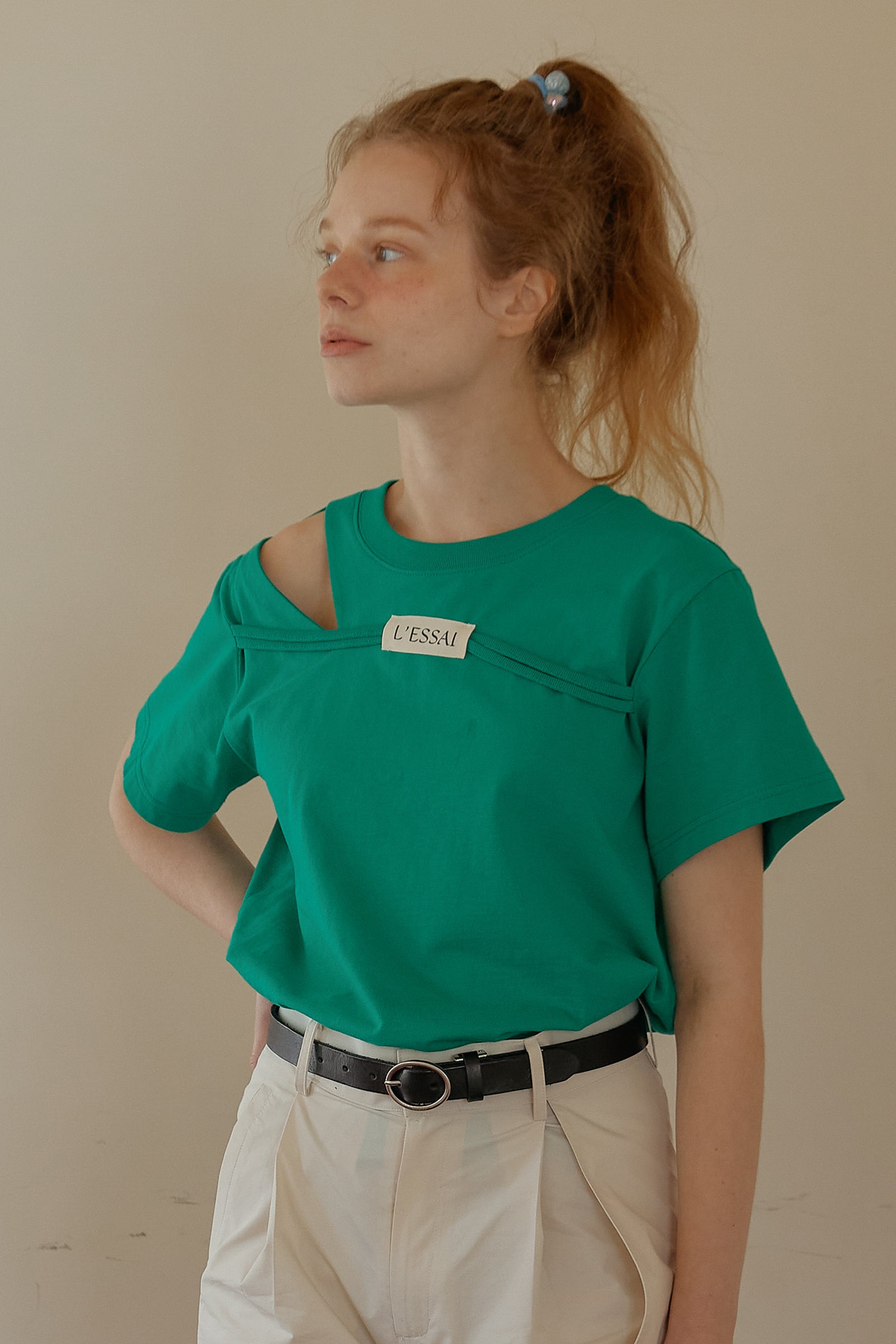 CUT OUT SHOULDER STRING LOGO T-SHIRT_VERT