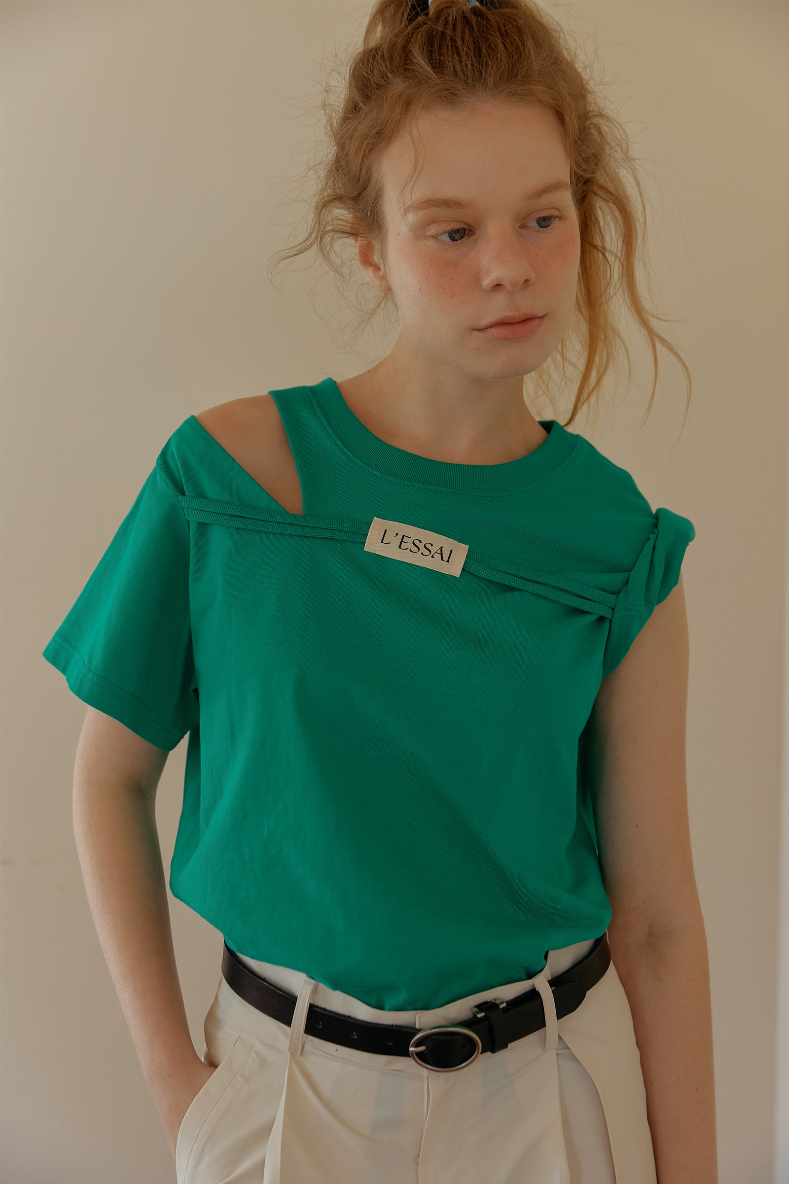 CUT OUT SHOULDER STRING LOGO T-SHIRT_VERT