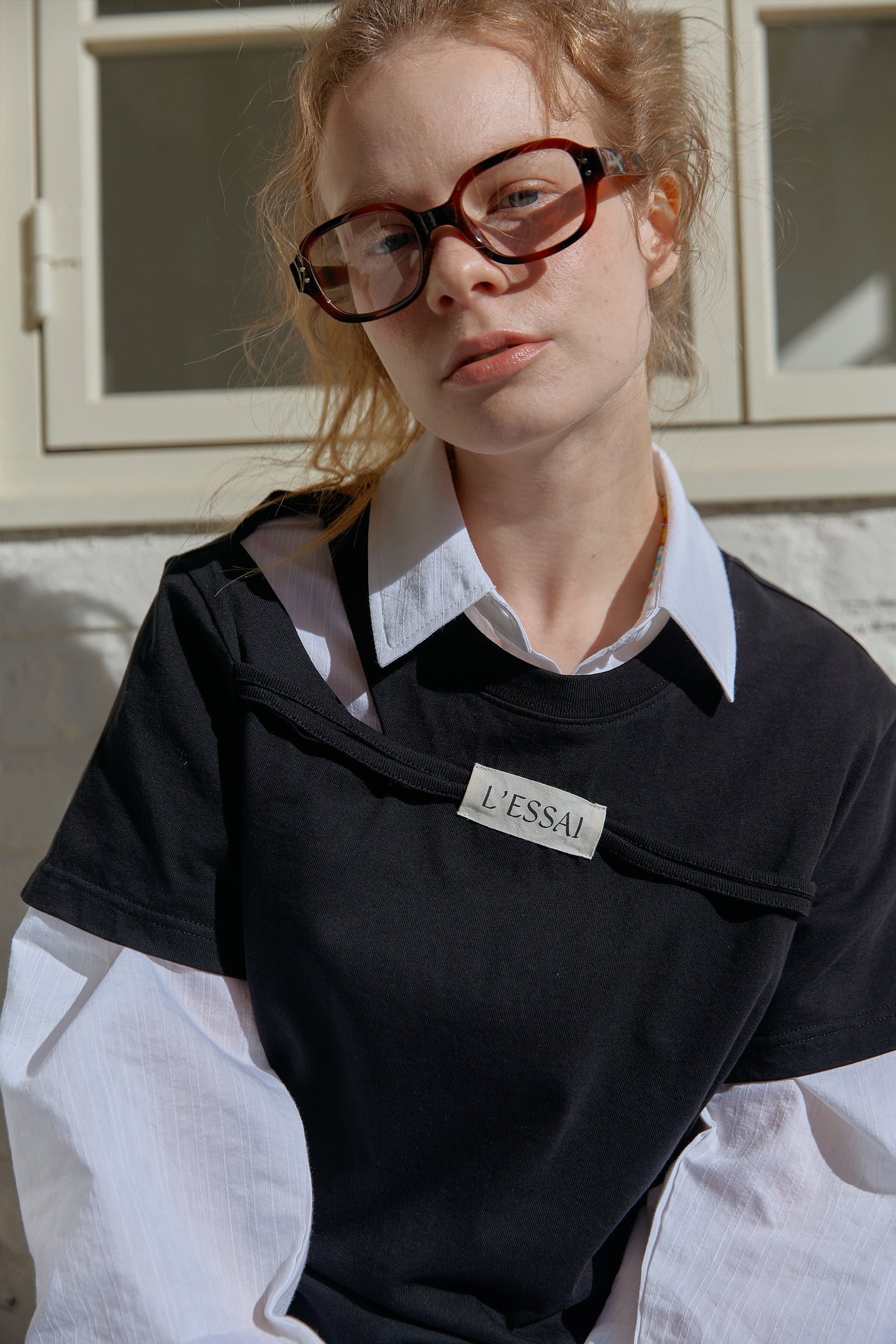 CUT OUT SHOULDER STRING LOGO T-SHIRT_GRIS