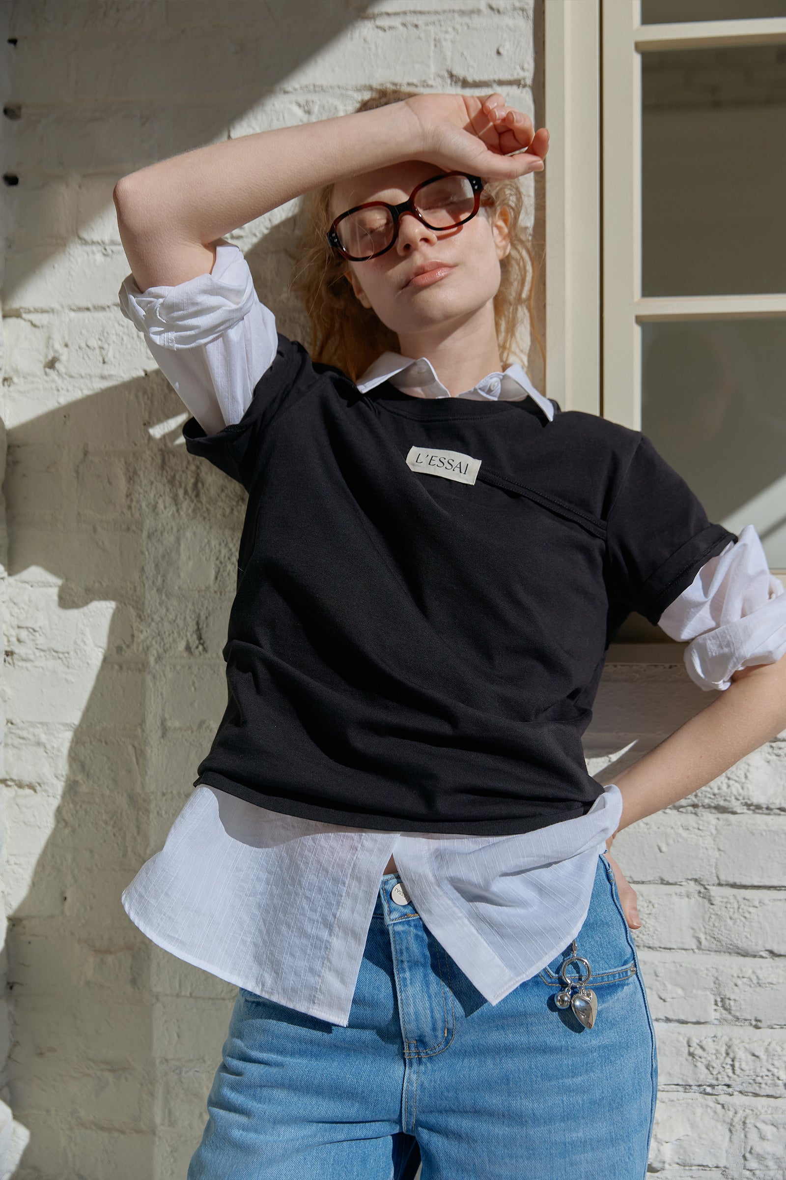 CUT OUT SHOULDER STRING LOGO T-SHIRT_GRIS