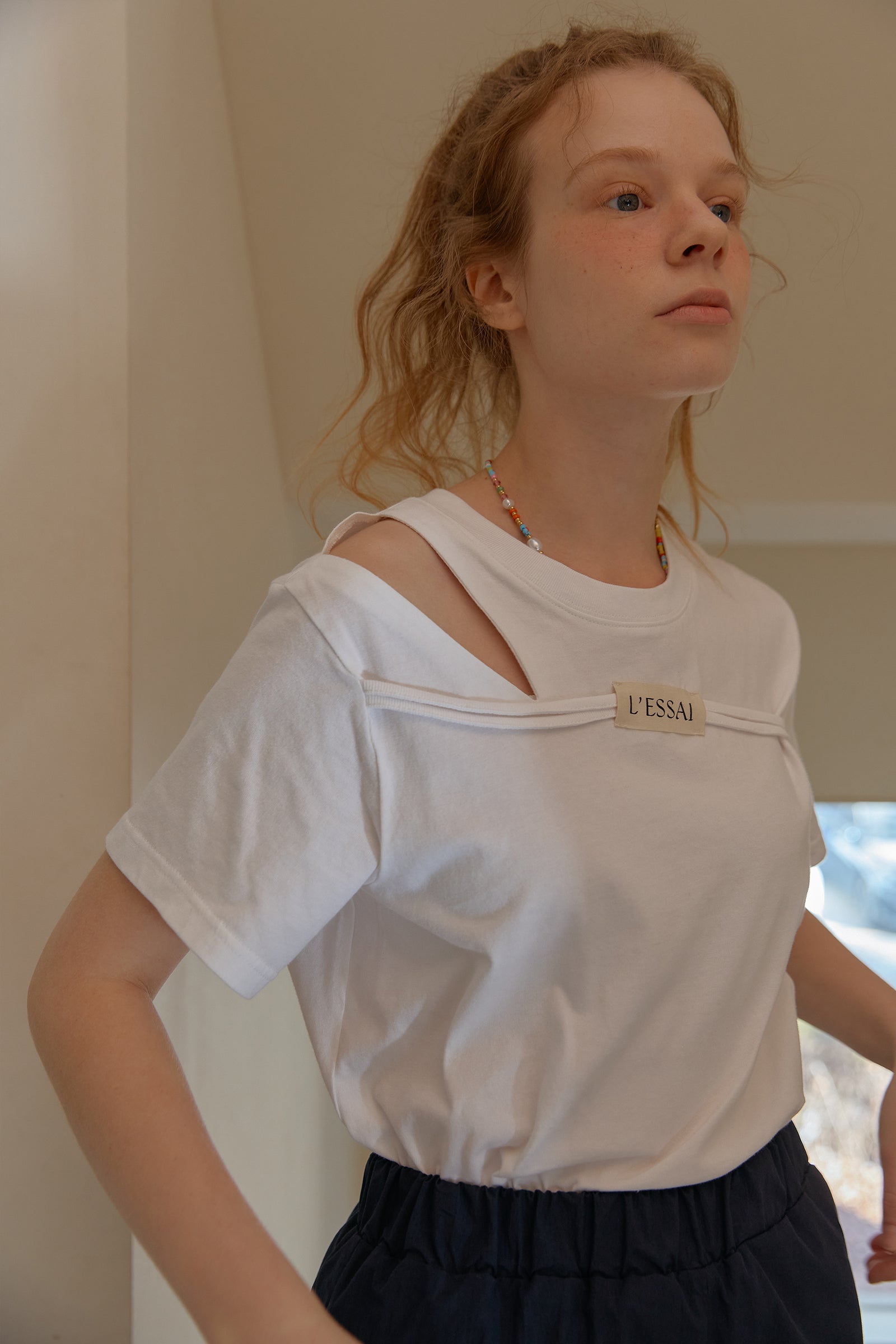 CUT OUT SHOULDER STRING LOGO T-SHIRT_BLANC