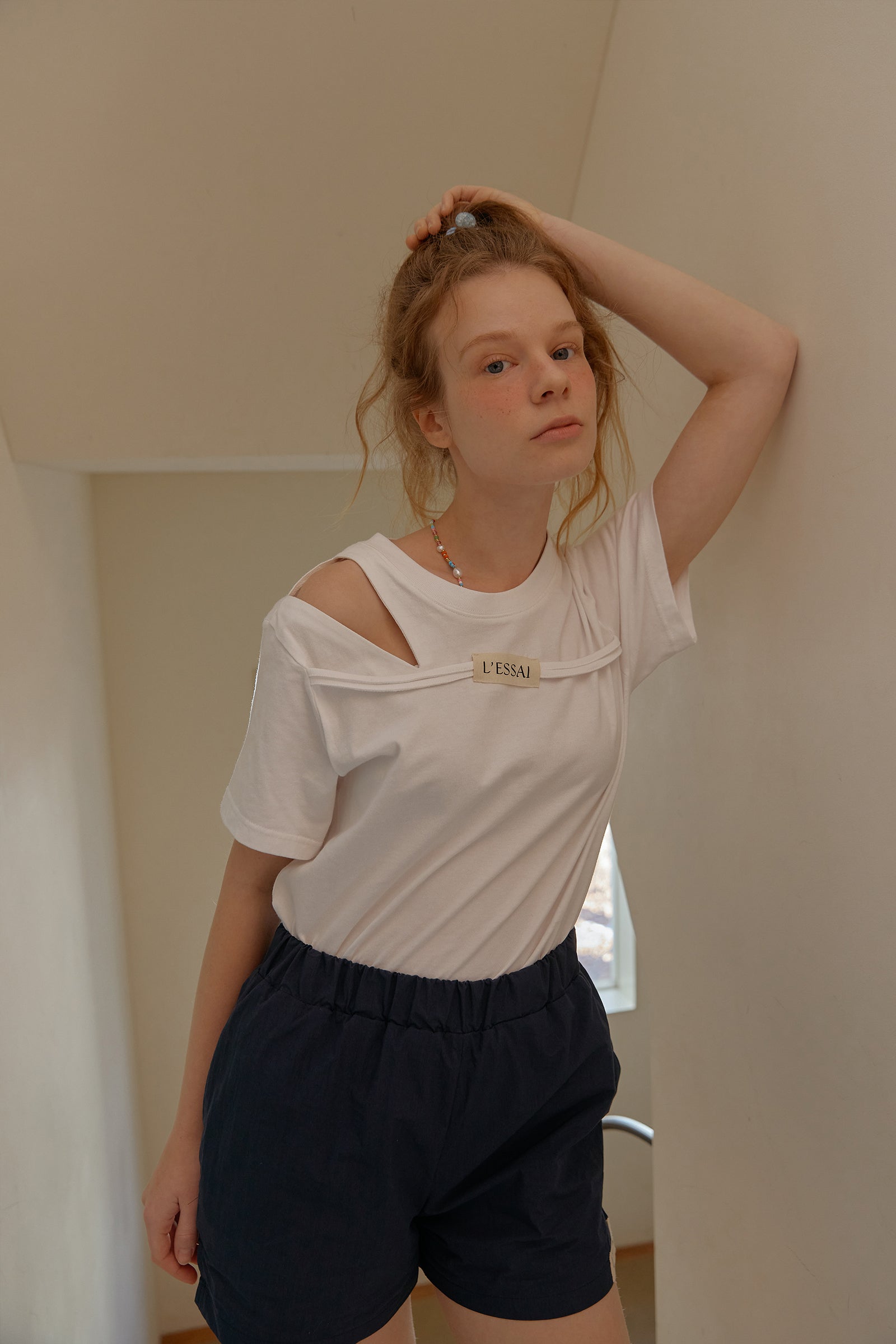 CUT OUT SHOULDER STRING LOGO T-SHIRT_BLANC