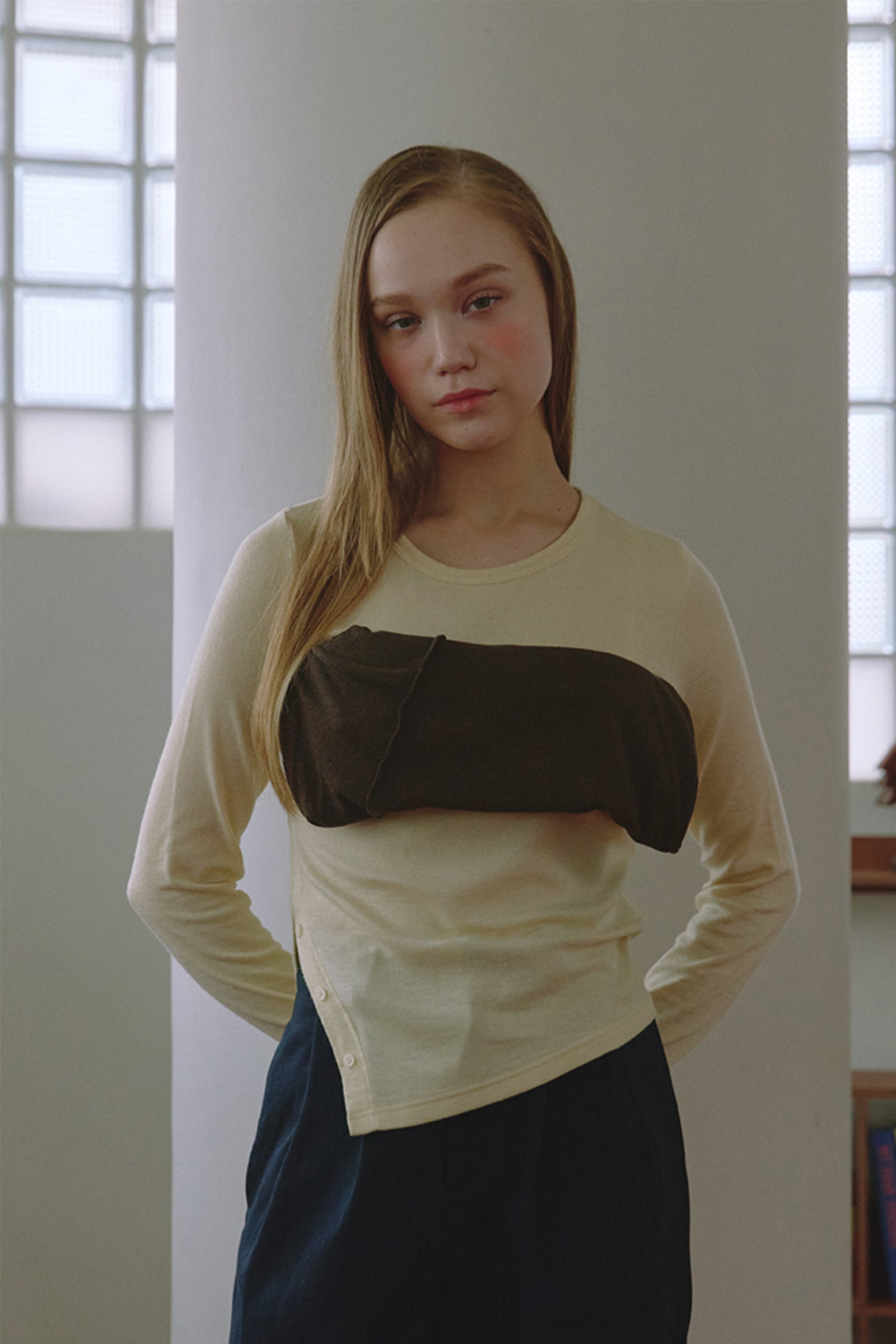 T-SHIRT MANCHES LONGUES EN LAINE AVEC FENTE LATÉRALE_JAUNE CLAIR