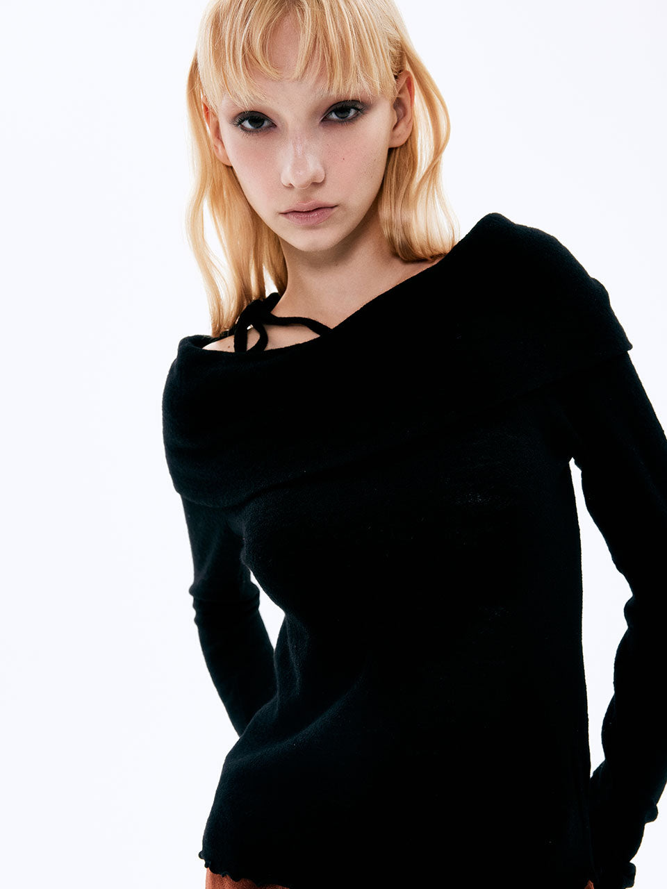 Wool off-shoulder Top_Noir