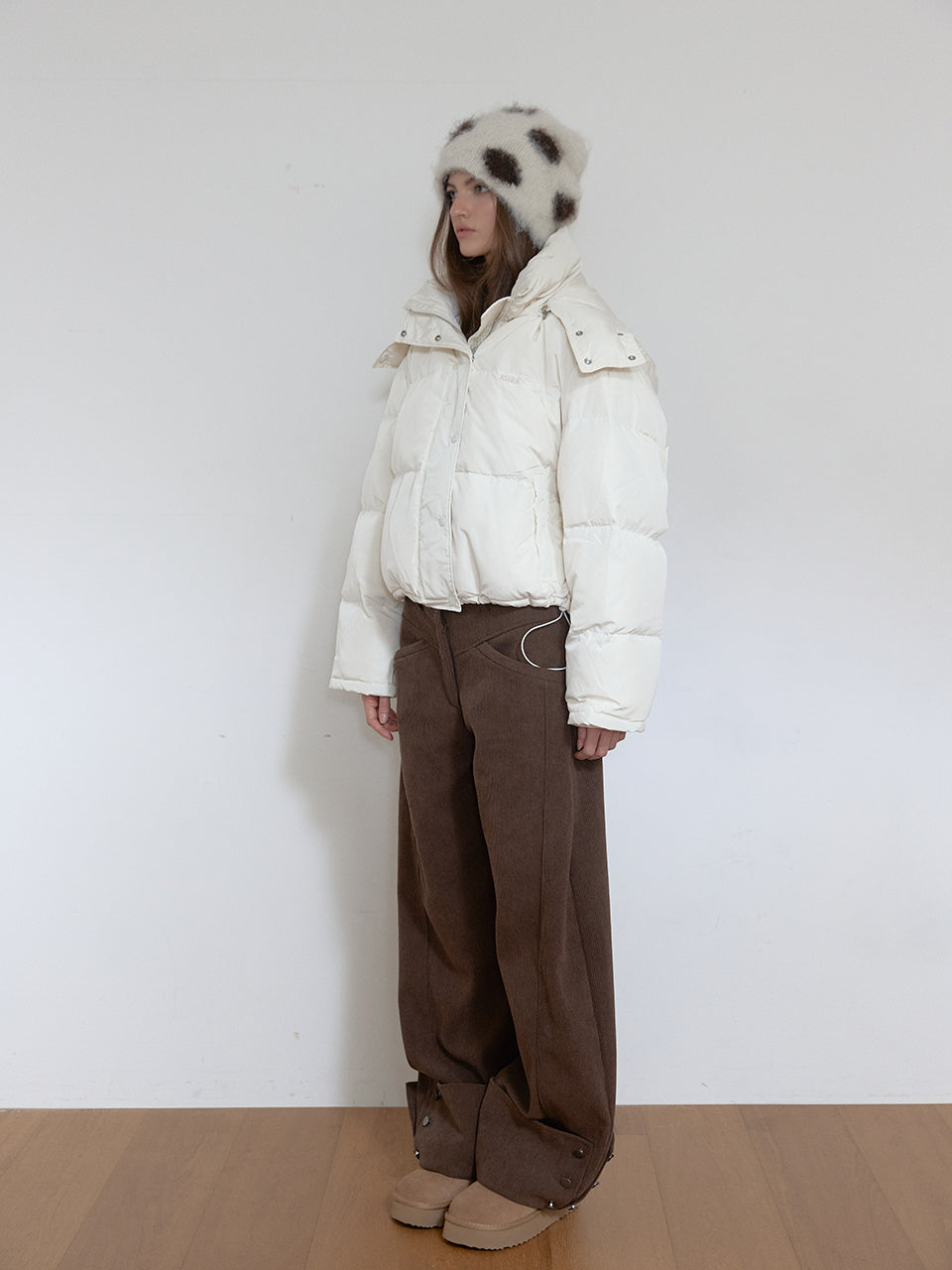 PANTALON COURBÉ EN VELOURS CÔTELÉ_MARRON