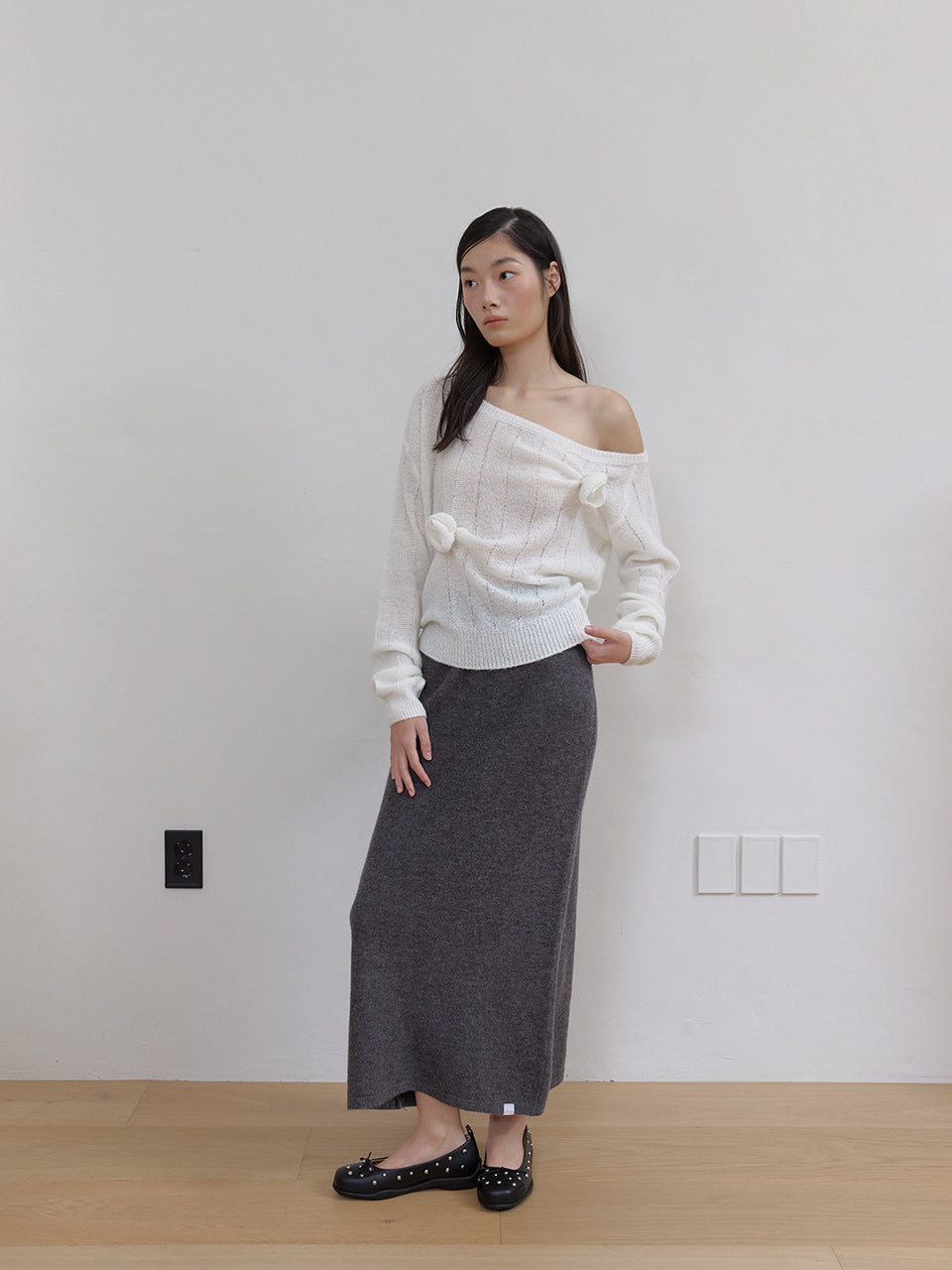 ROSE BROOCH ONE SHOULDER KNIT_IVORY