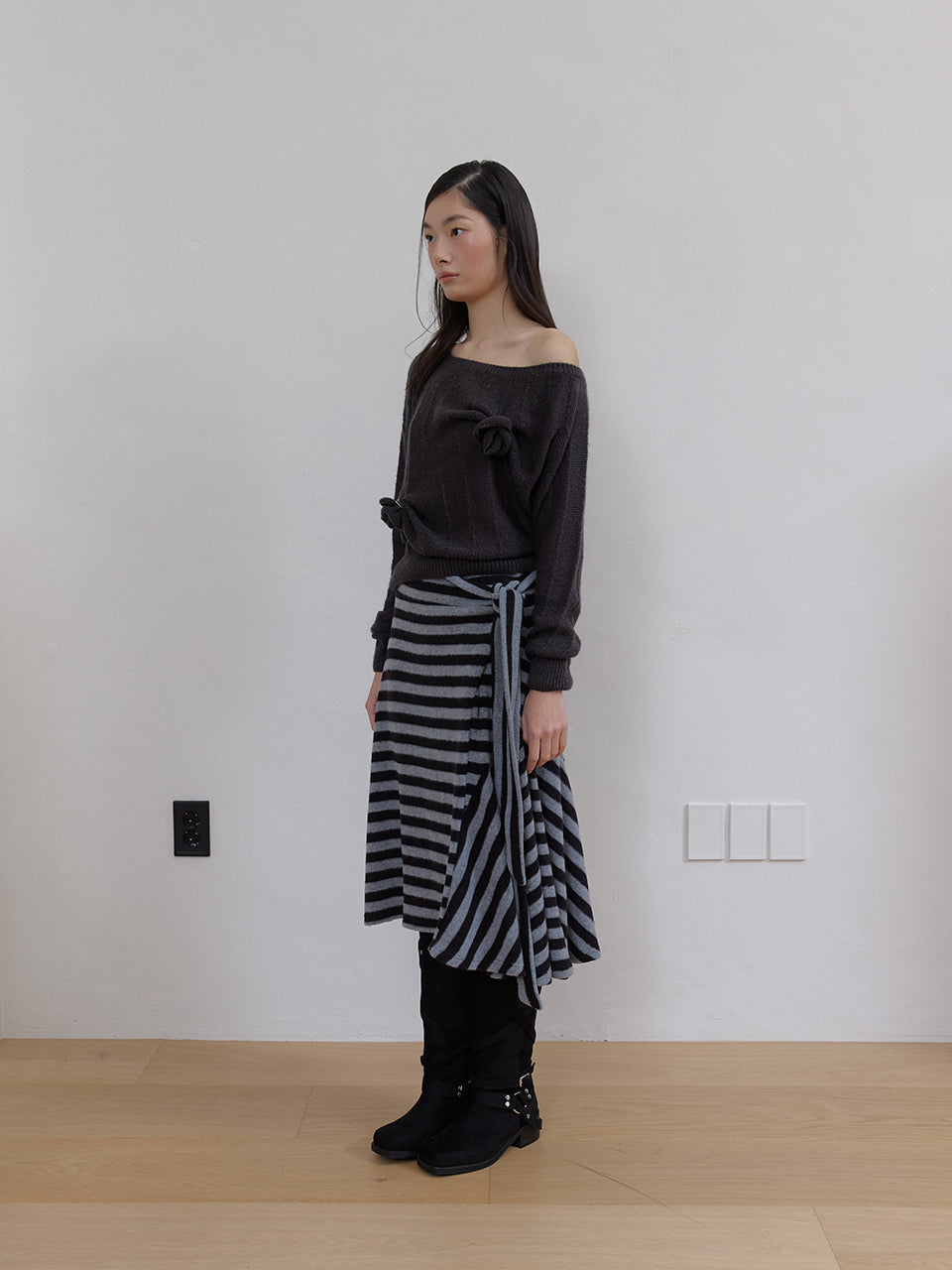 ROSE BROOCH ONE SHOULDER KNIT_CHARCOAL