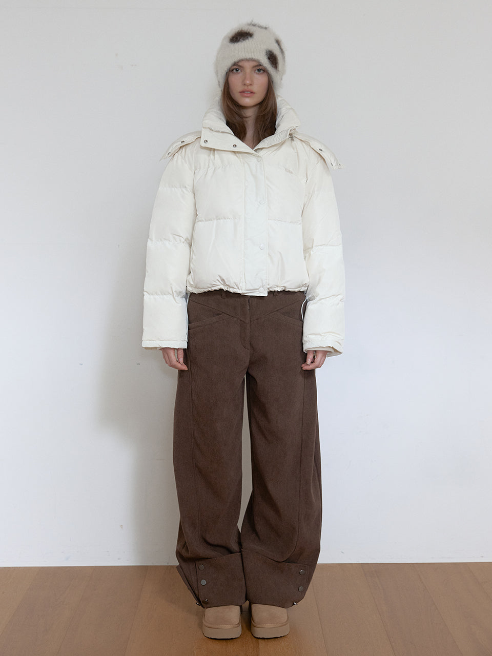 PANTALON COURBÉ EN VELOURS CÔTELÉ_MARRON