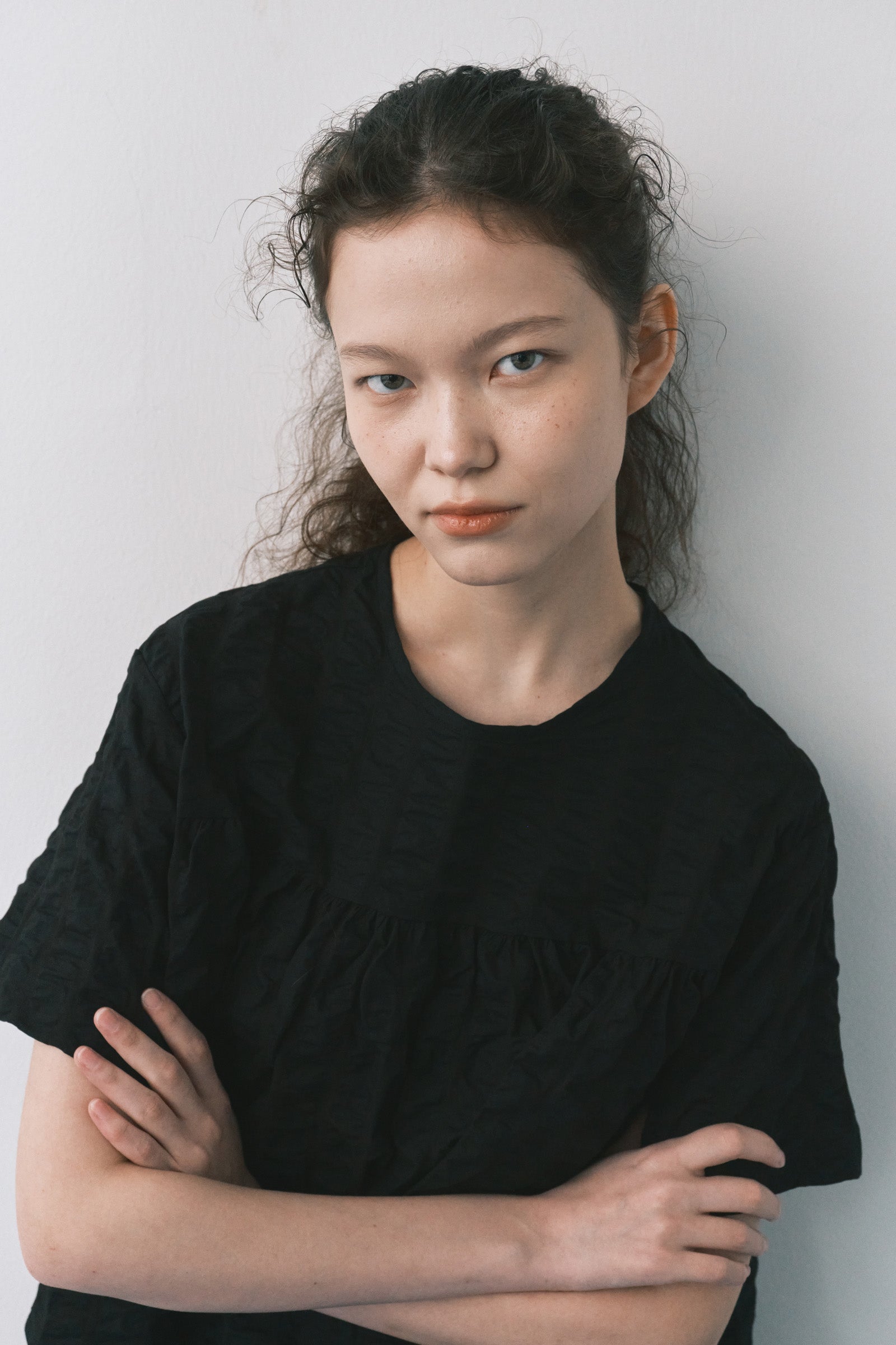 A LINE RIPPLE CROP SHIRTS_BLACK