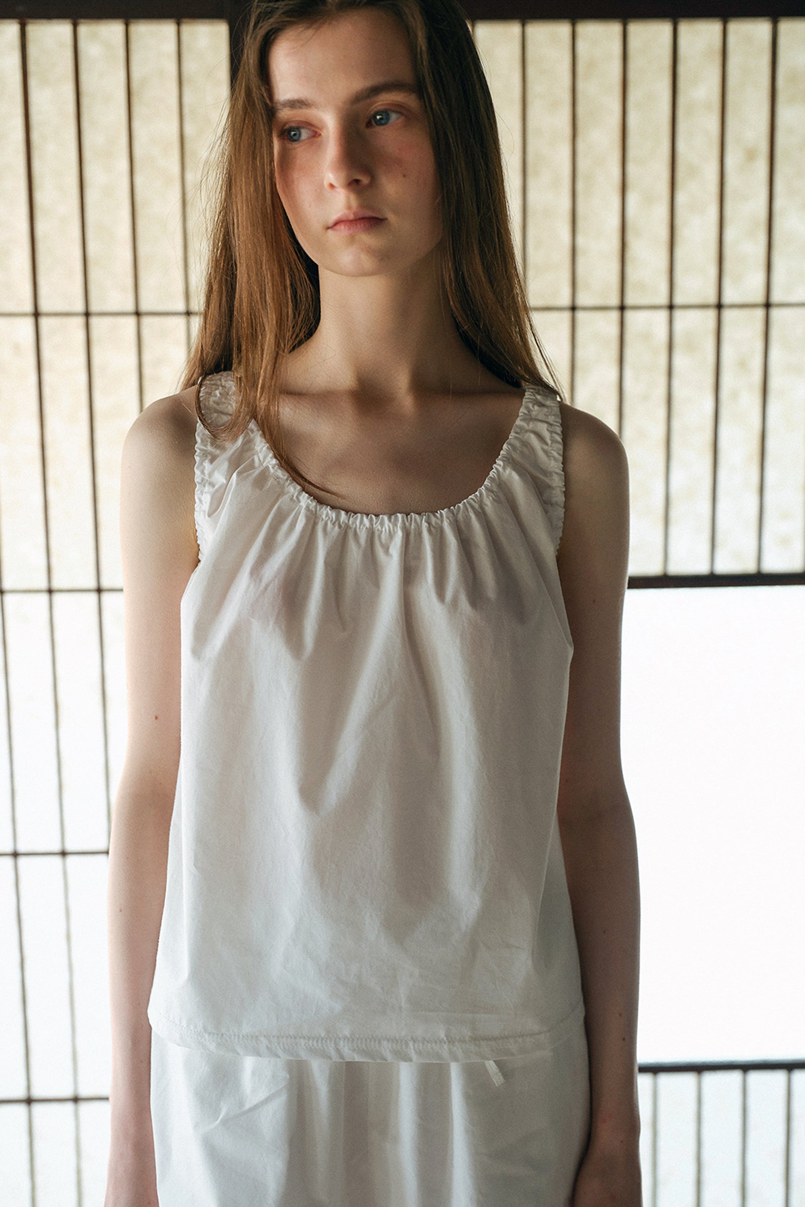 NINA SHIRRING SLEEVELESS_KAKI CLAIR