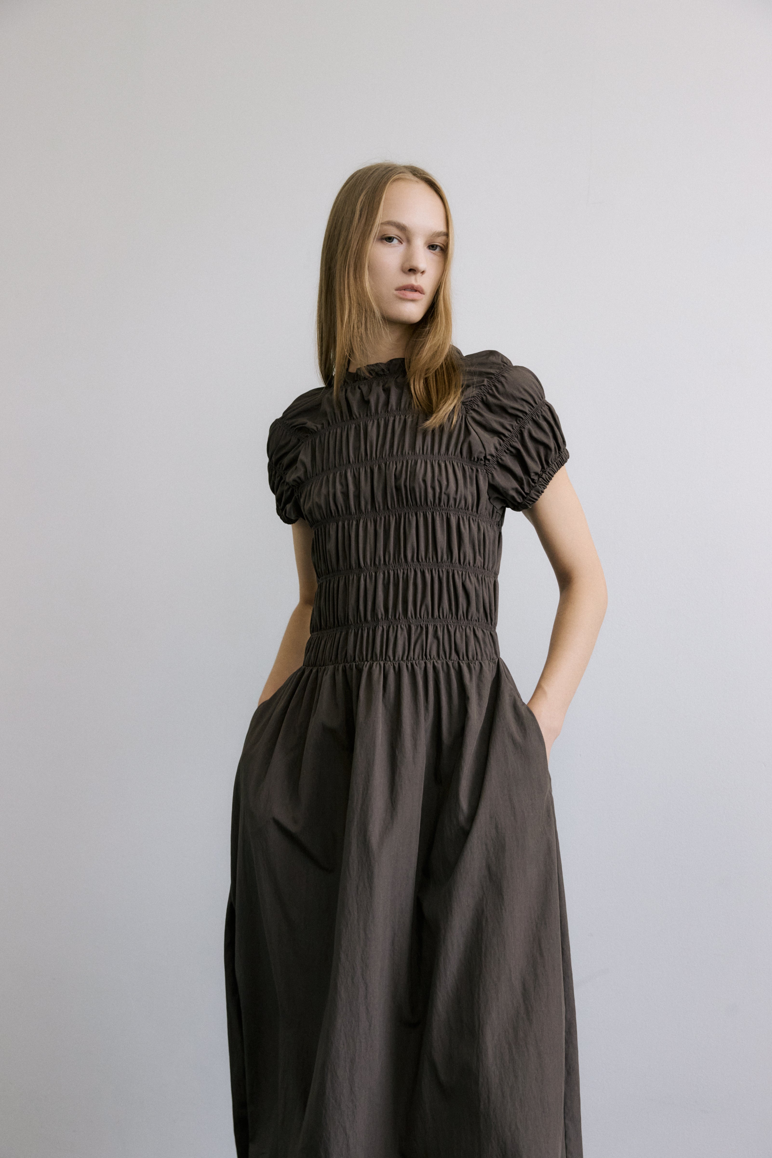 HIGH NECK TUCKING DRESS_BROWN