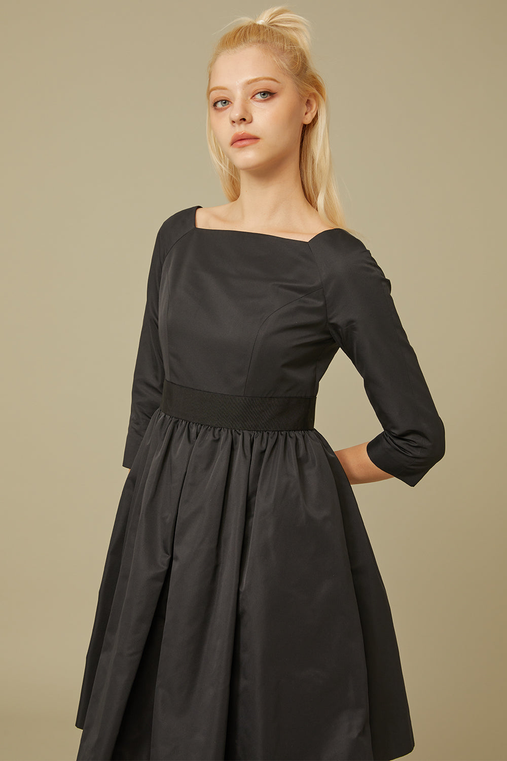 SQUARE NECK MINI DRESS_NOIR