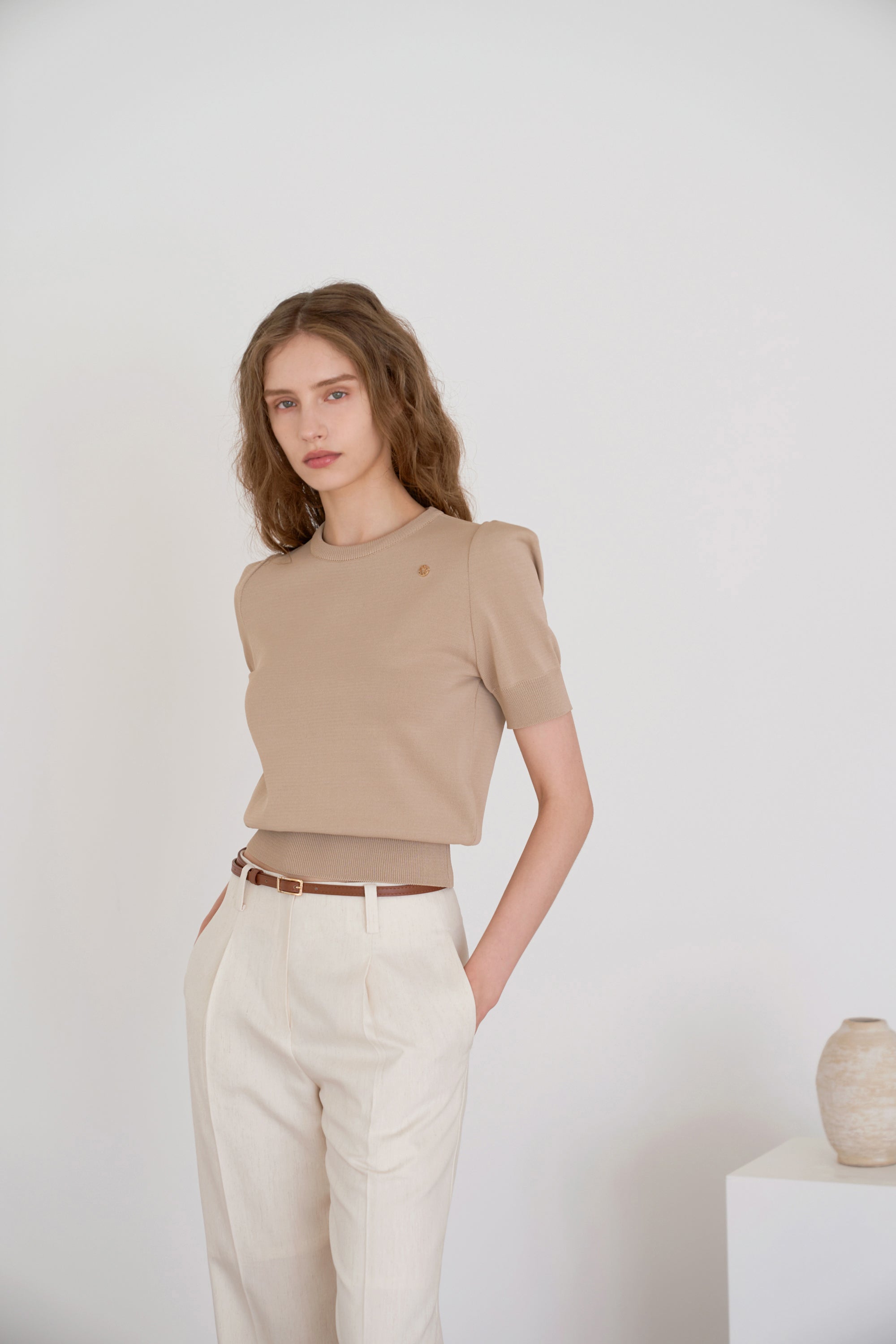 SHOULDER POINT SHORT SLEEVE KNIT_BEIGE