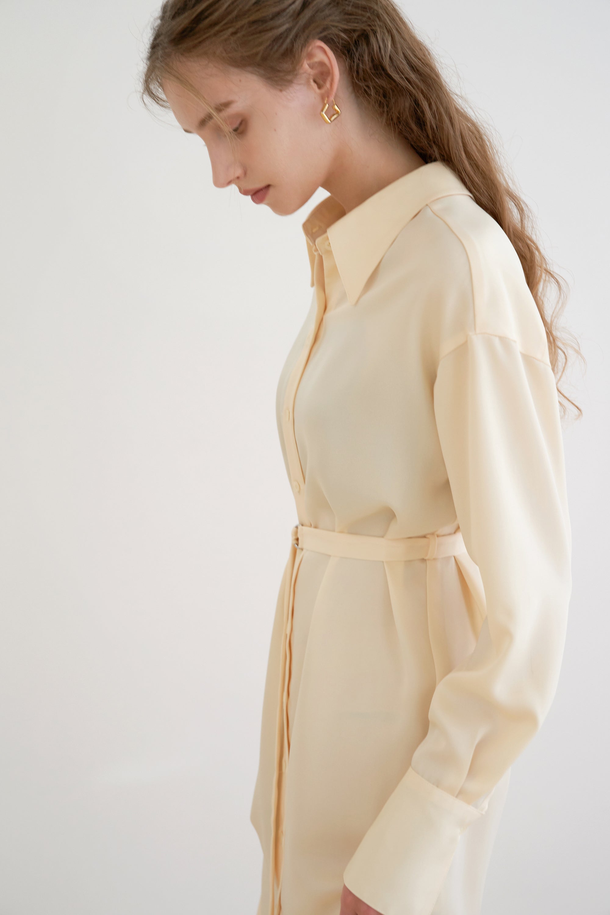 TWO-BUTTON SILKY LONG SHIRT DRESS_JAUNE