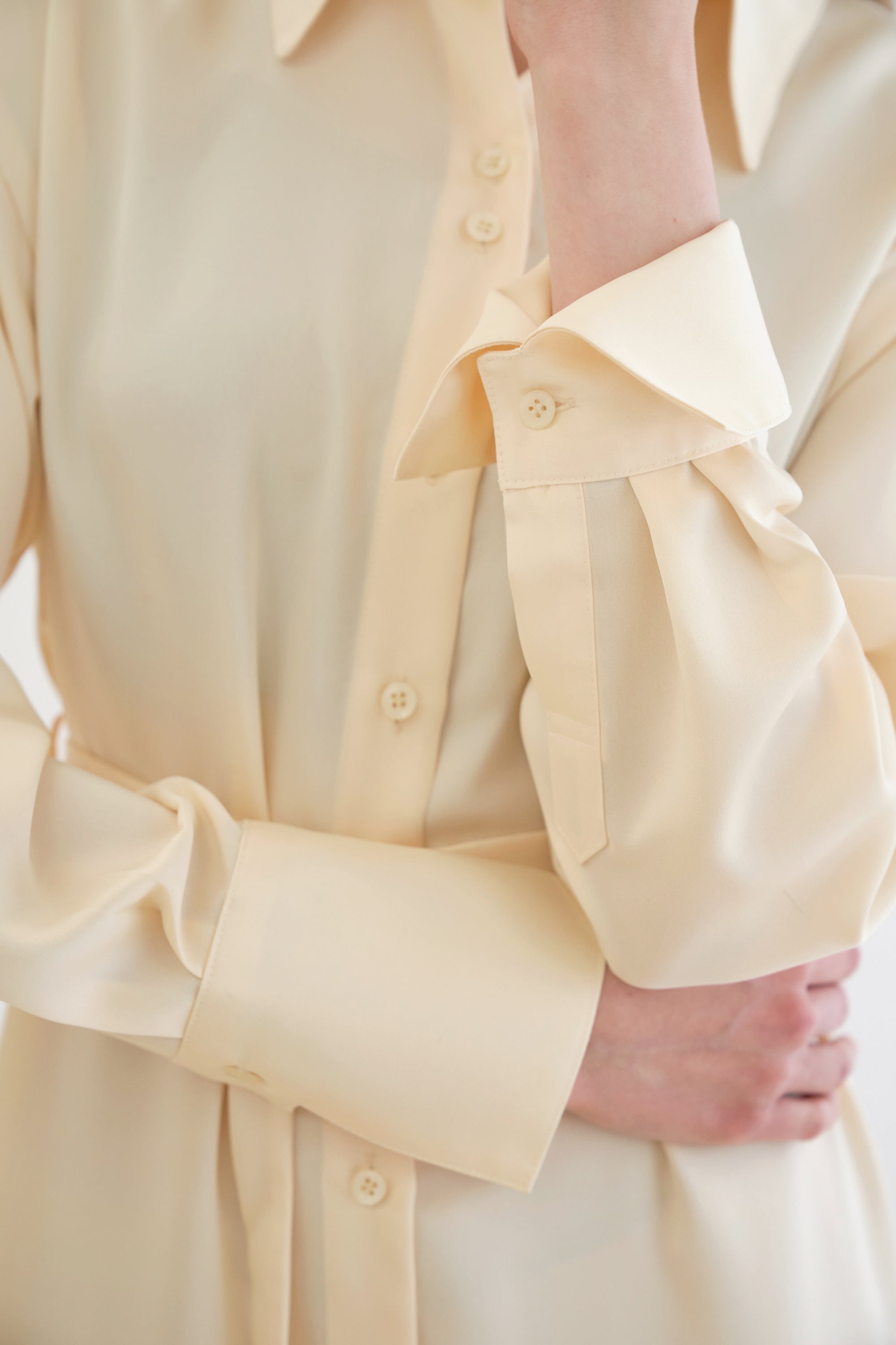 TWO-BUTTON SILKY LONG SHIRT DRESS_JAUNE