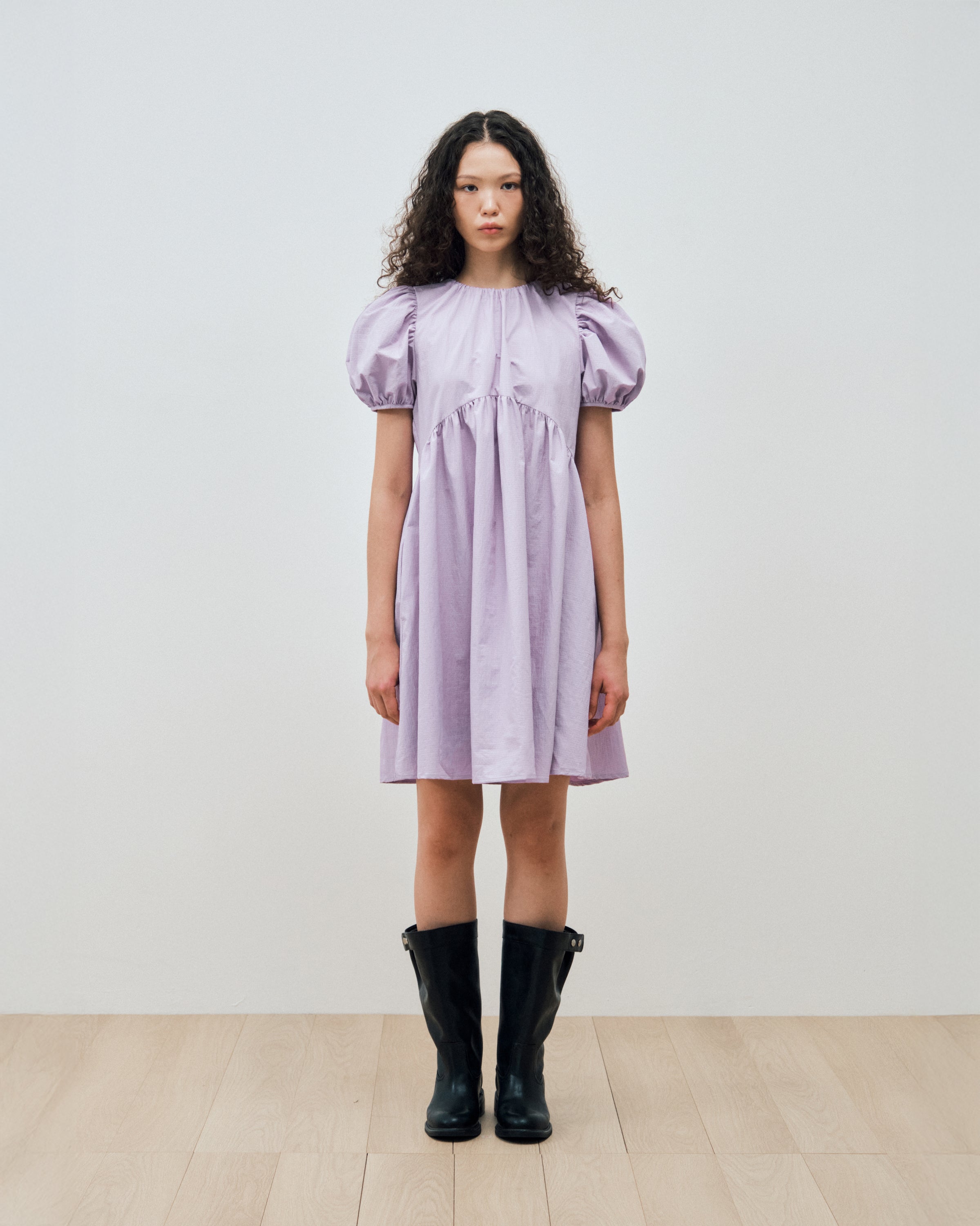 ROBE À MANCHES BOUFFANTES ET FRONCES ARQUÉES_VIOLET