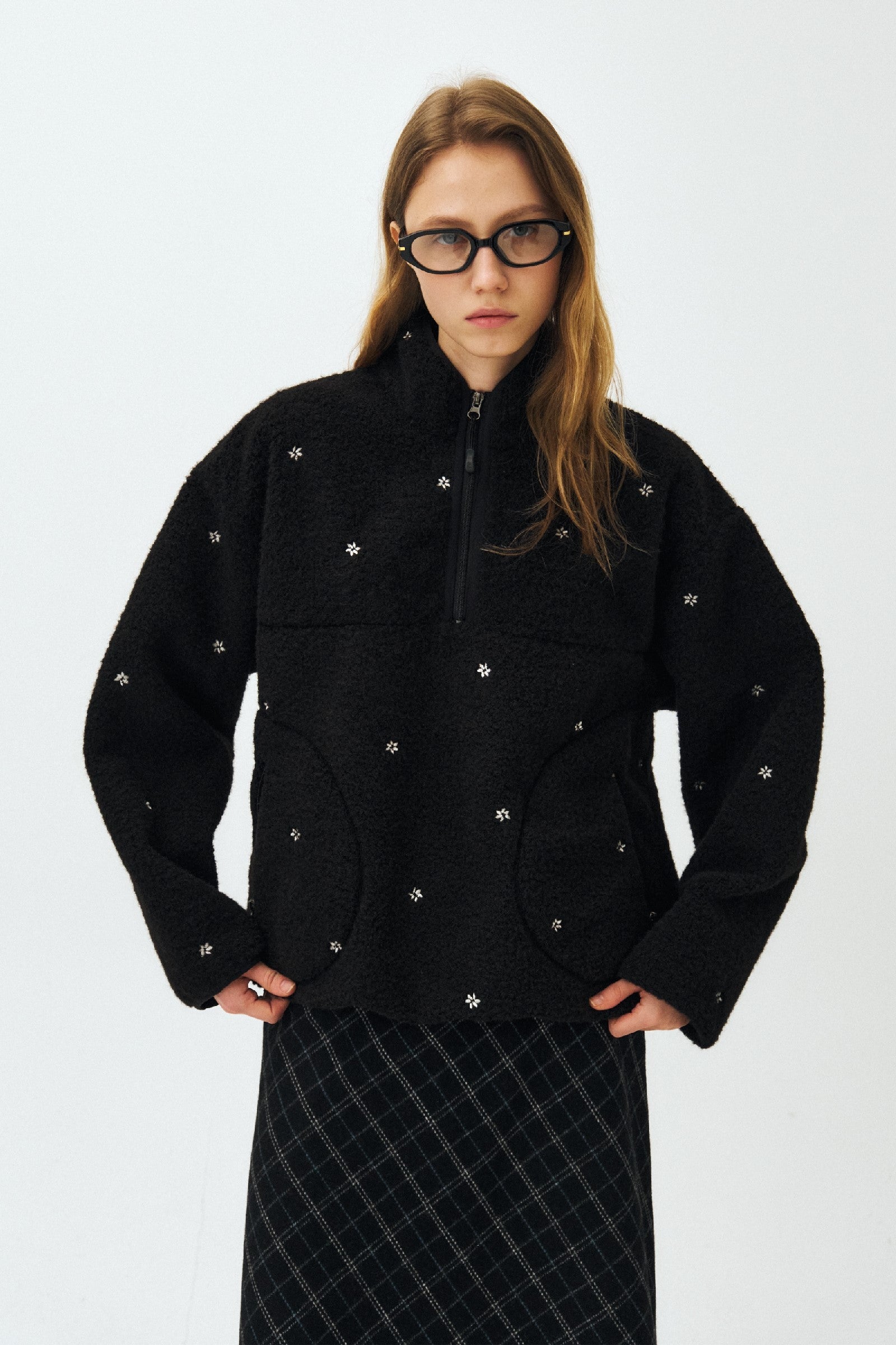 FLORAL EMBROIDERED HALF ZIP-UP FLEECE JACKET_BLACK