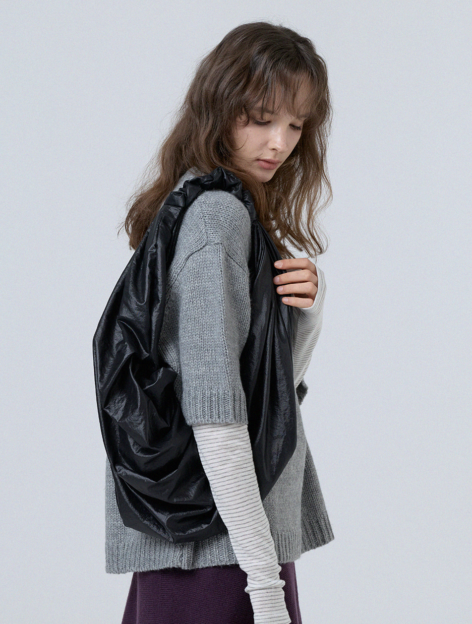 GLOSSY MID TANGLE TWIST BAG_BLACK