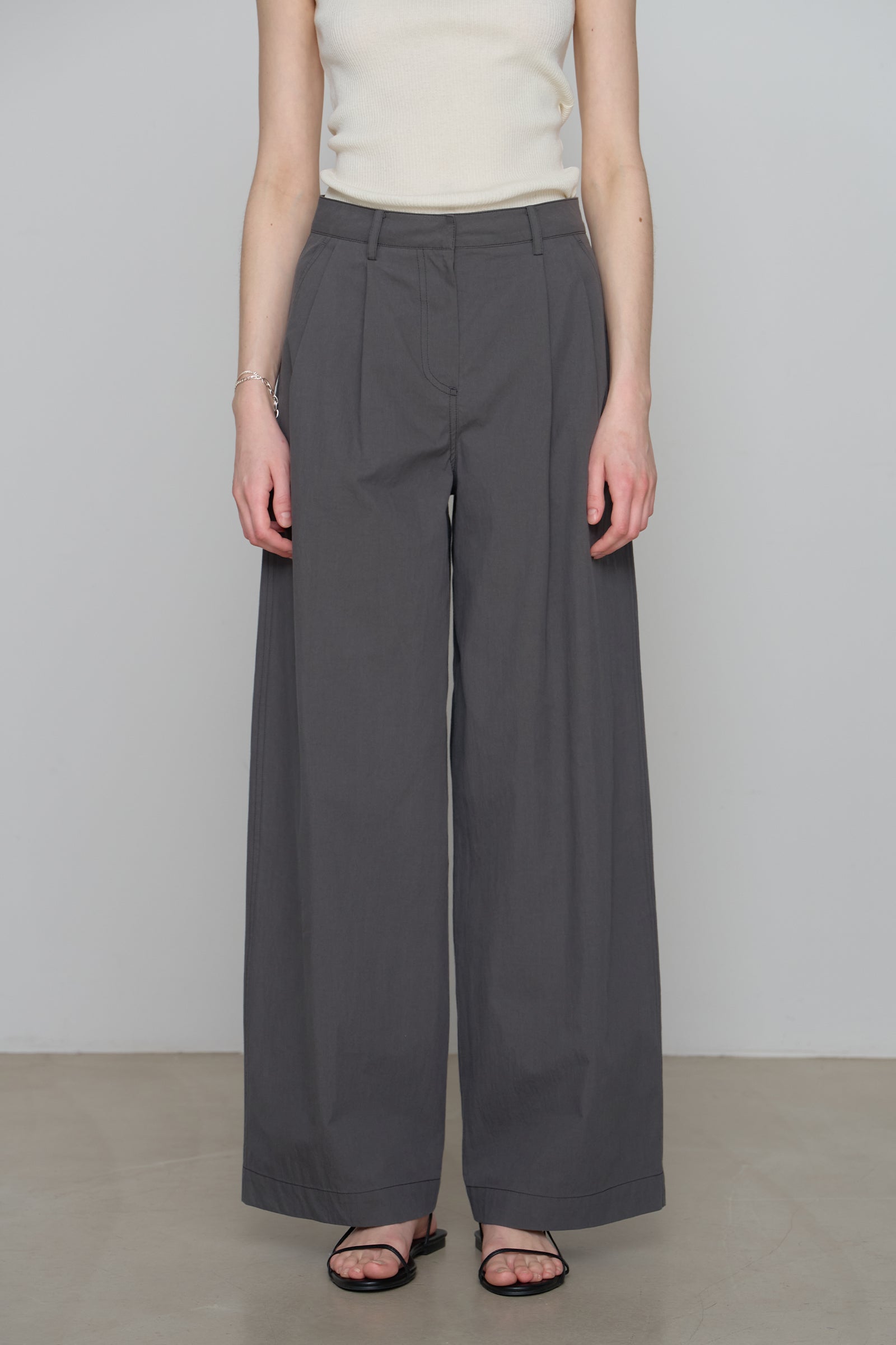 CUTTER WIDE TUCK PANTS _CHARCOAL