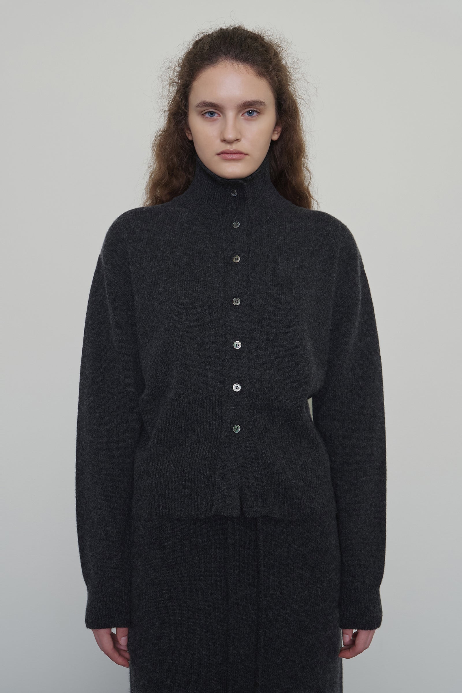 DAS WOOL HIGH NECK CARDIGAN_CHARCOAL