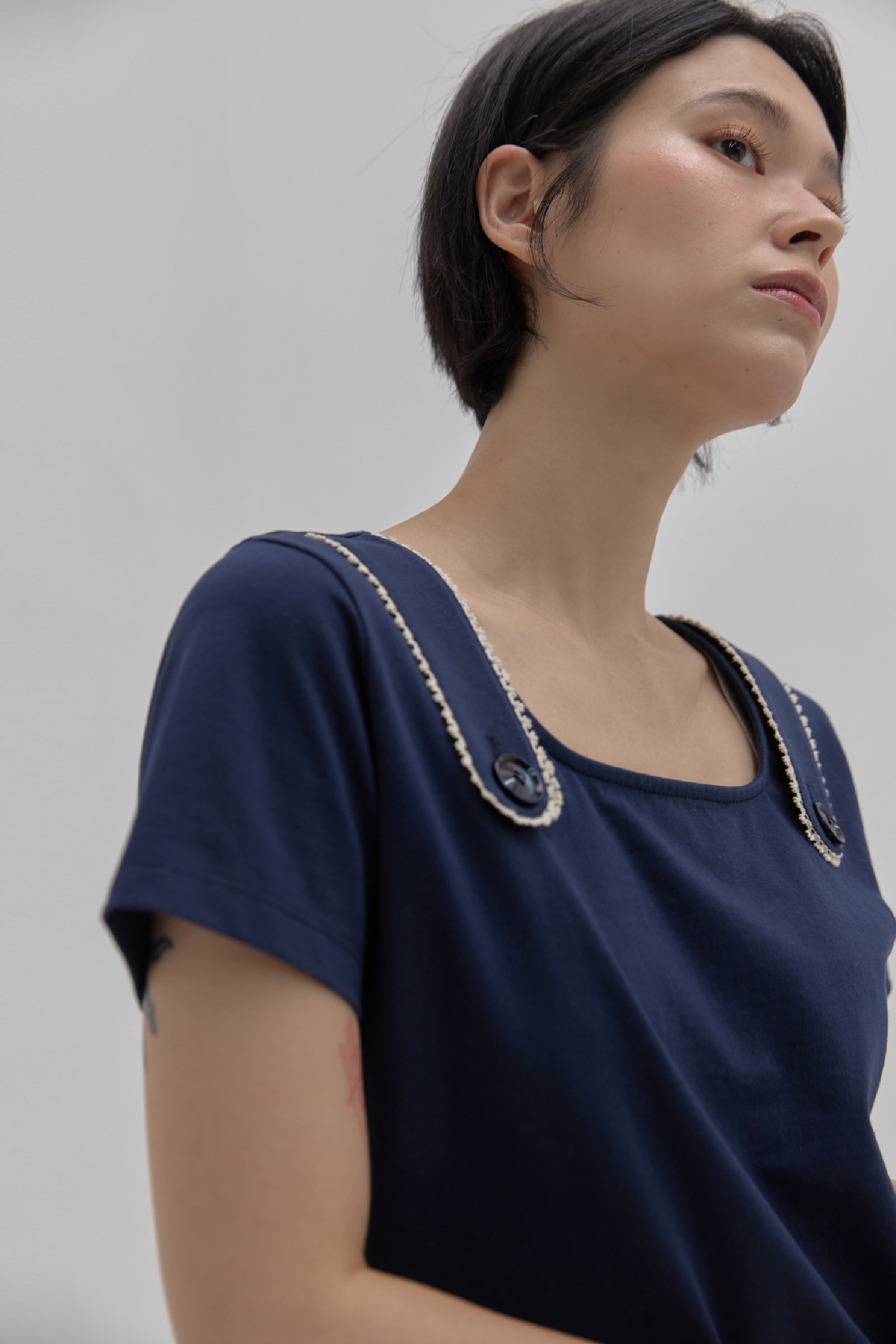 BUTTON STRAP T-SHIRT_NAVY