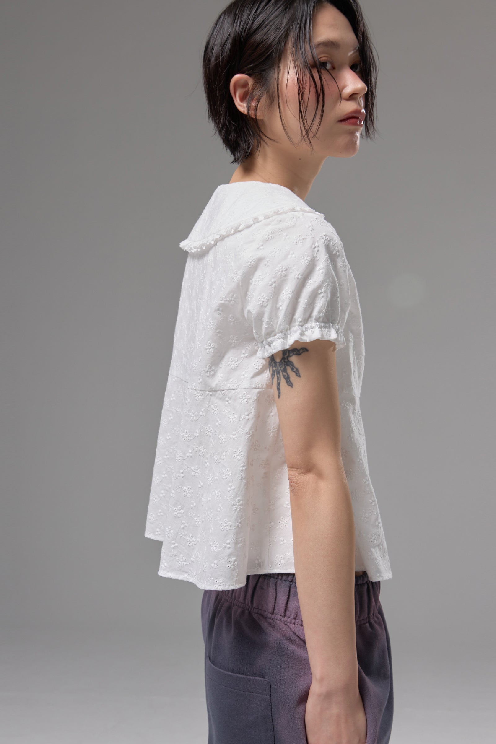 VENTED PETER PAN COLLAR BLOUSE_WHITE