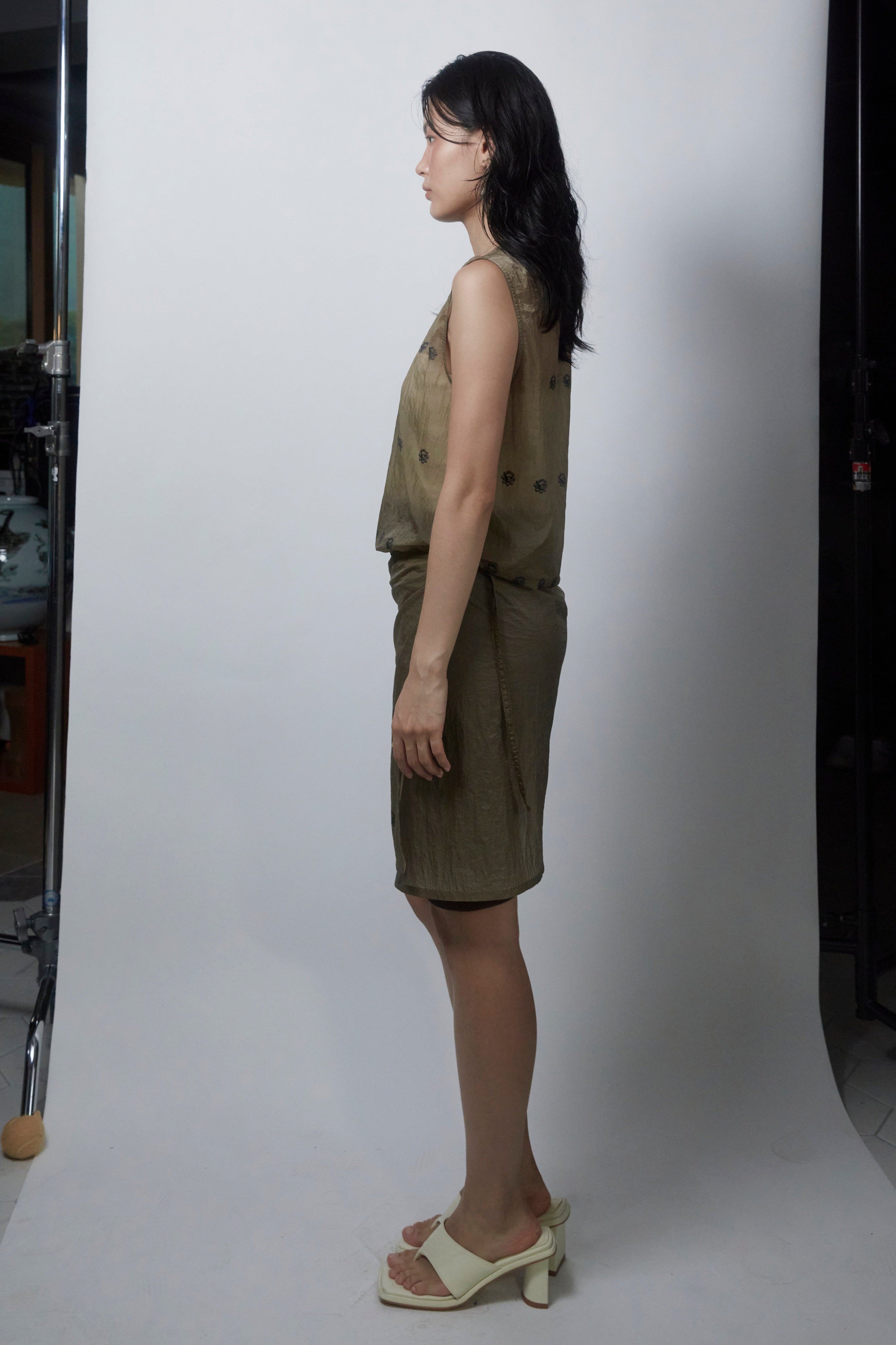 KOREAN DOOR SLEEVELESS TOP_BROWN GREY